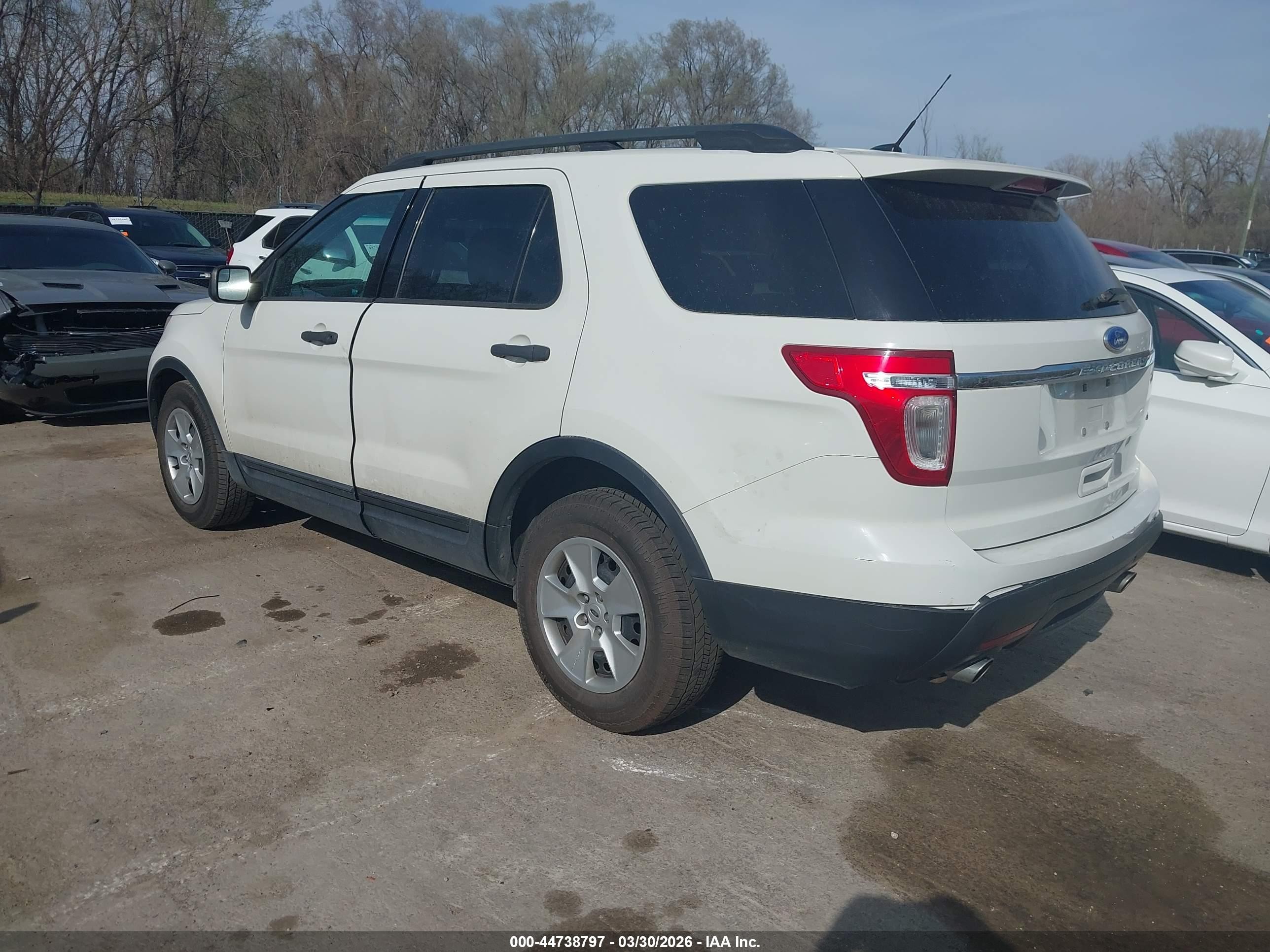 2011 Ford Explorer   White vin: 1FMHK8B86BGA39664