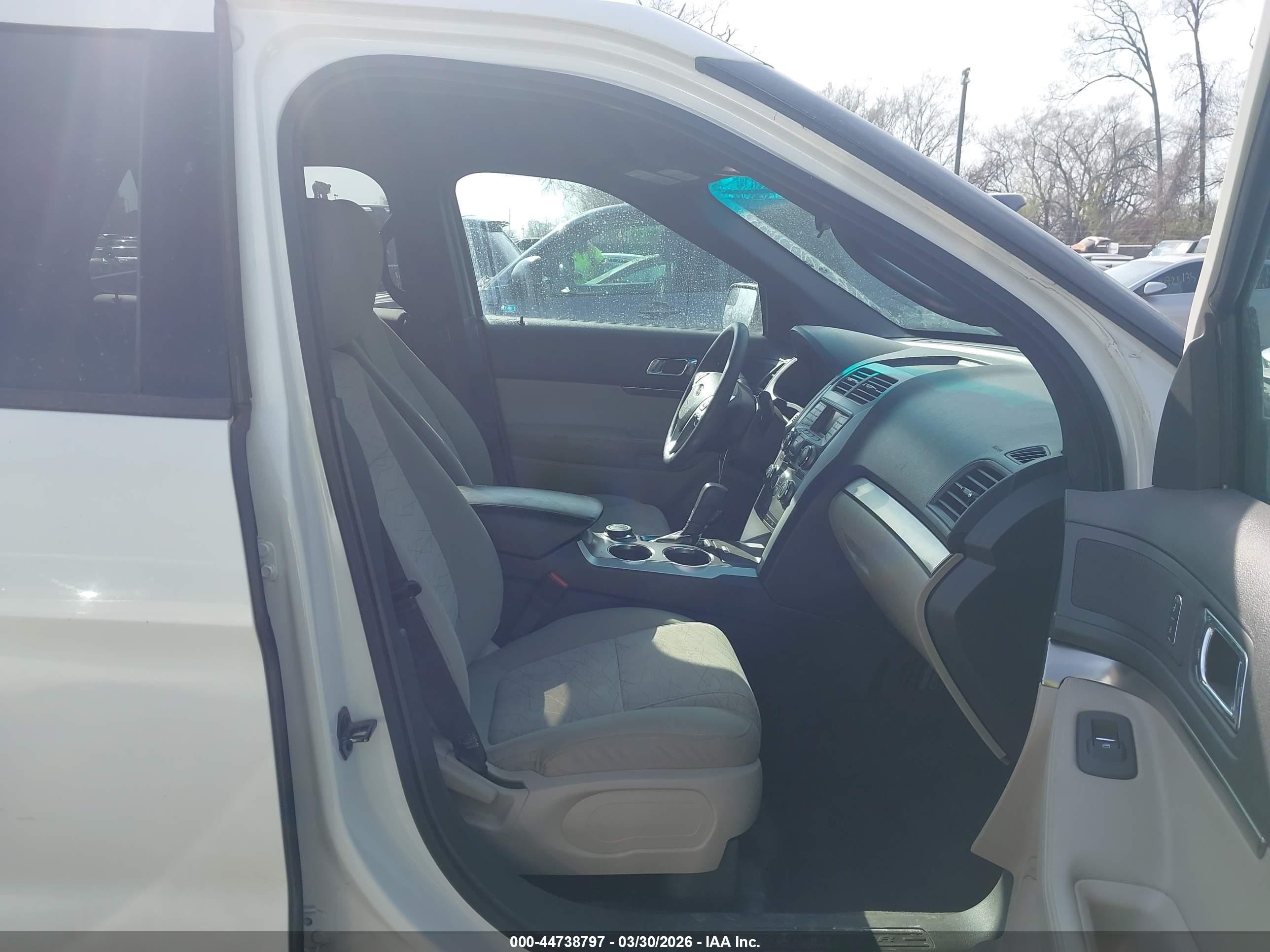 2011 Ford Explorer   White vin: 1FMHK8B86BGA39664
