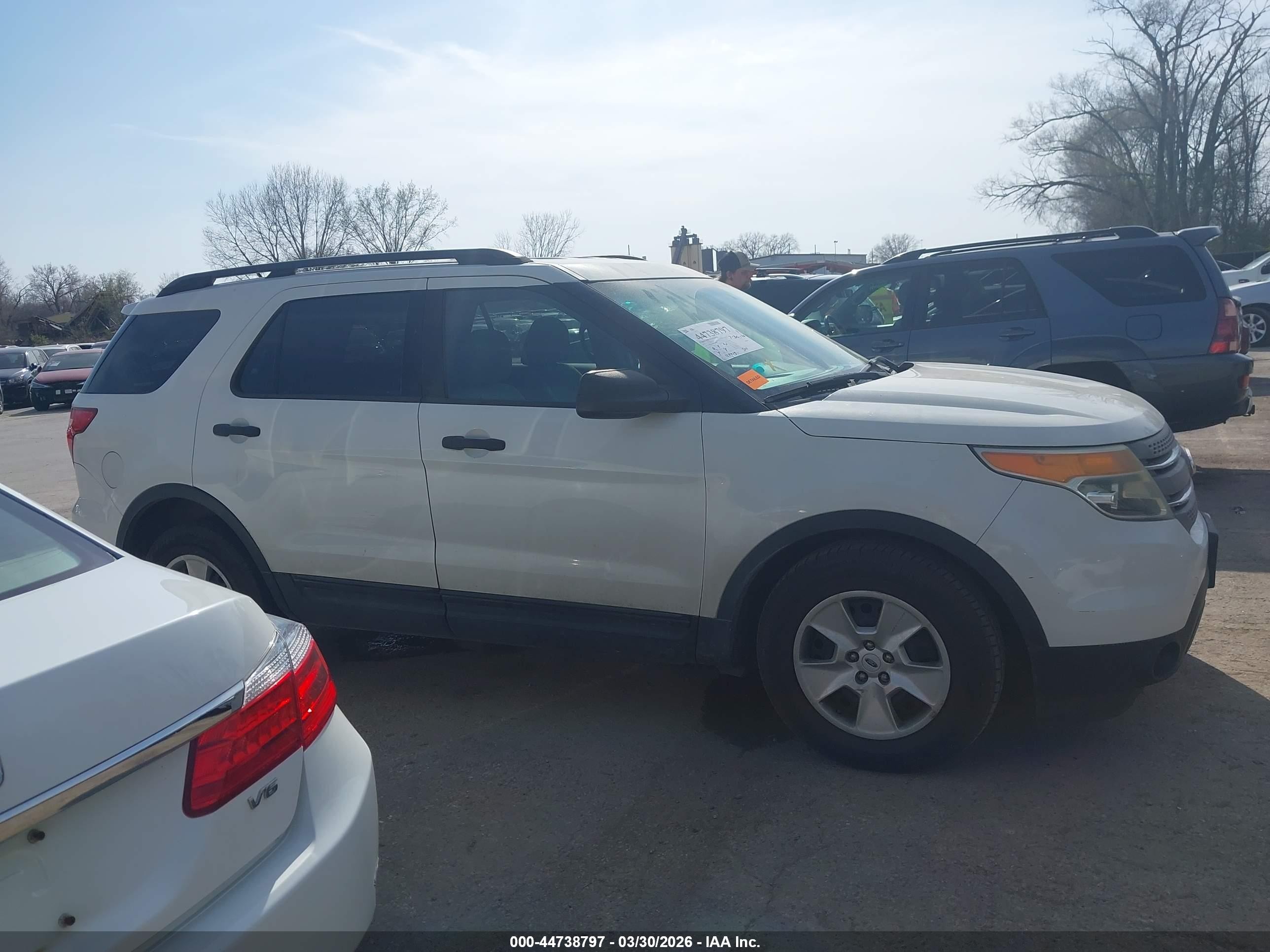 2011 Ford Explorer   White vin: 1FMHK8B86BGA39664