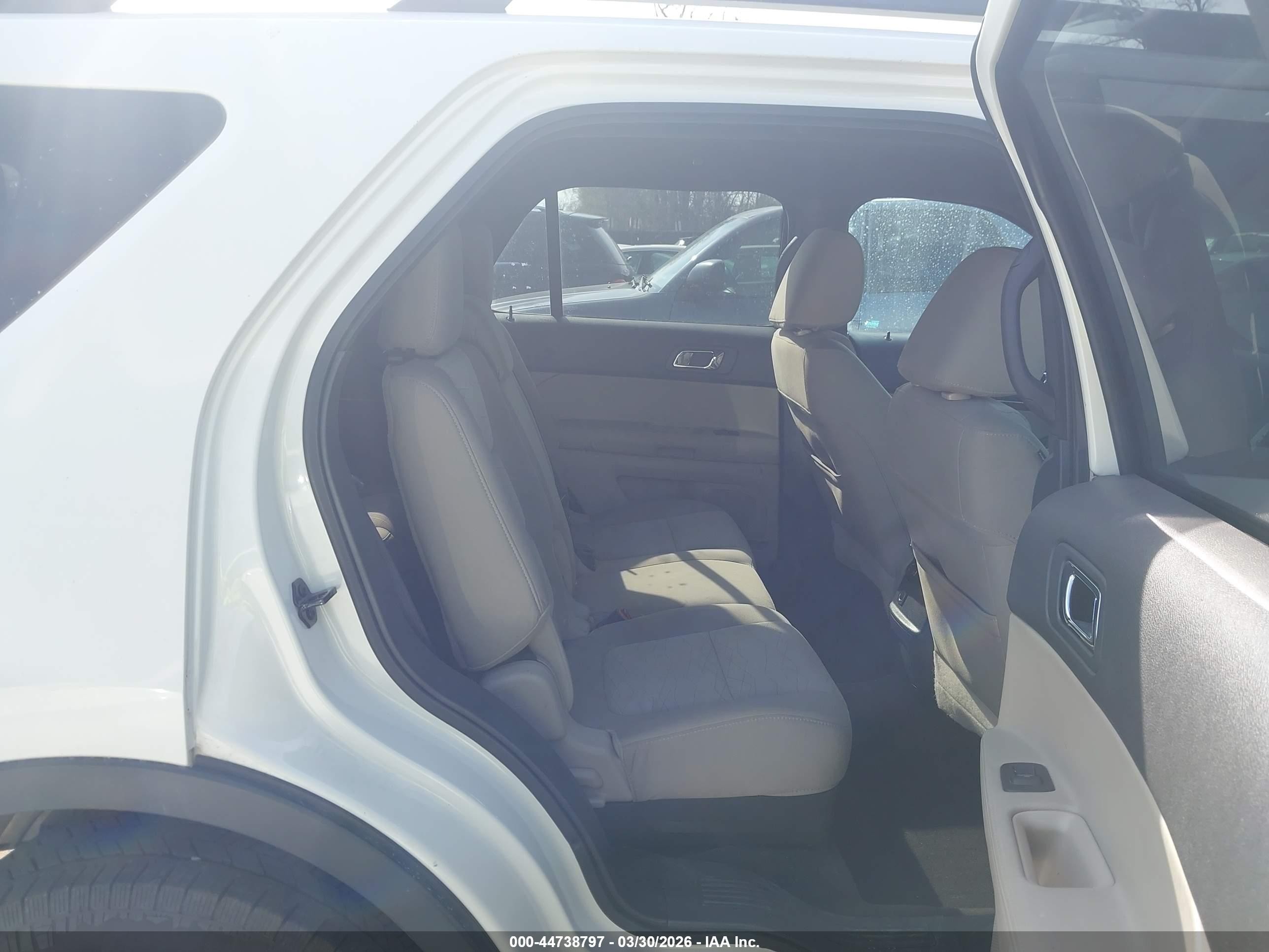 2011 Ford Explorer   White vin: 1FMHK8B86BGA39664