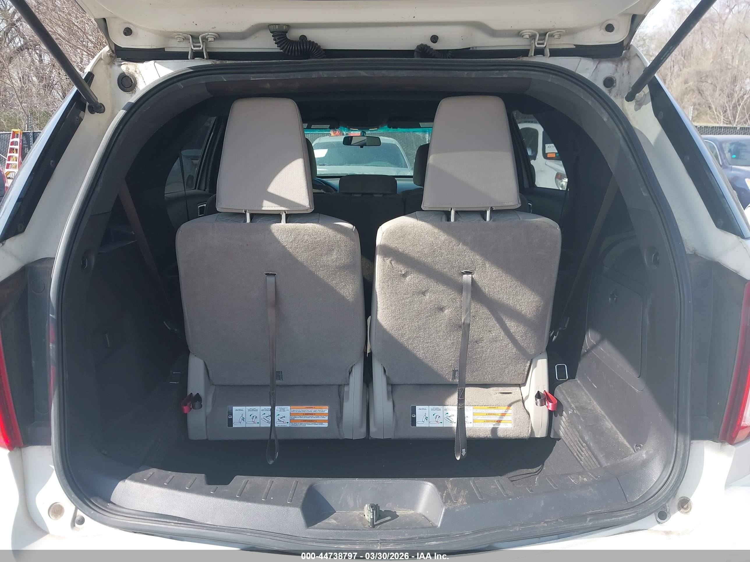 2011 Ford Explorer   White vin: 1FMHK8B86BGA39664