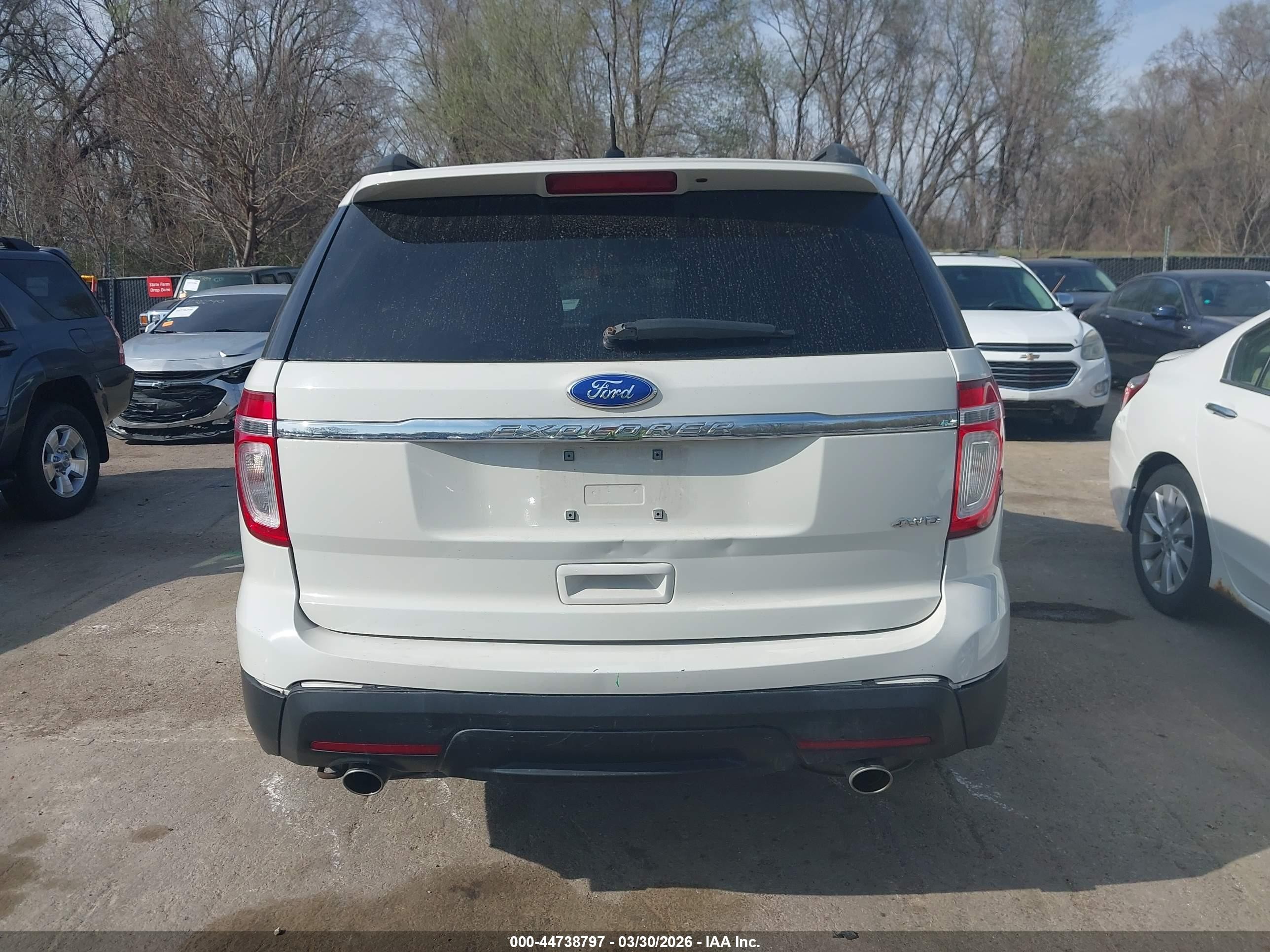 2011 Ford Explorer   White vin: 1FMHK8B86BGA39664