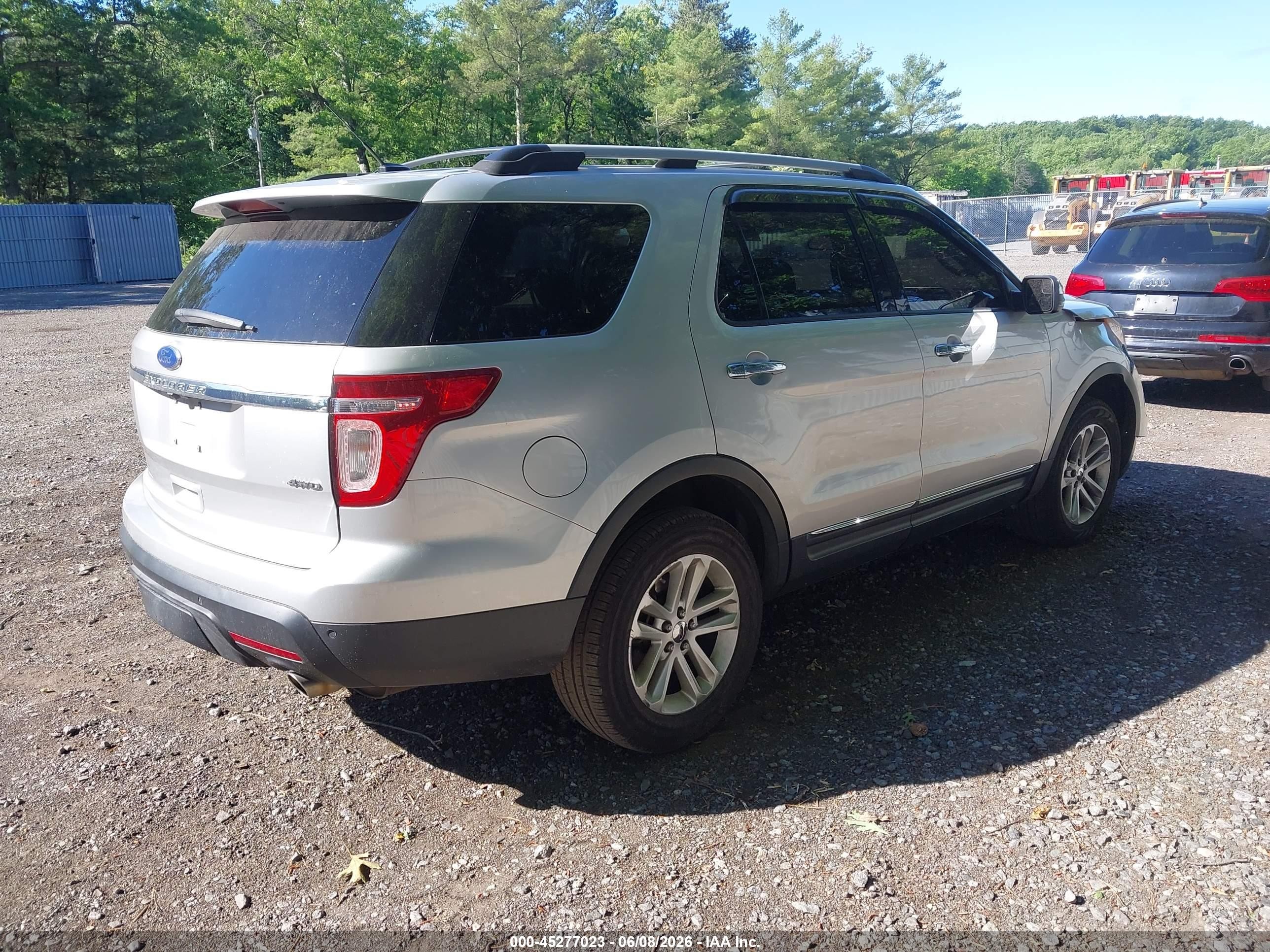 2011 Ford Explorer Xlt Silver vin: 1FMHK8D80BGA40743