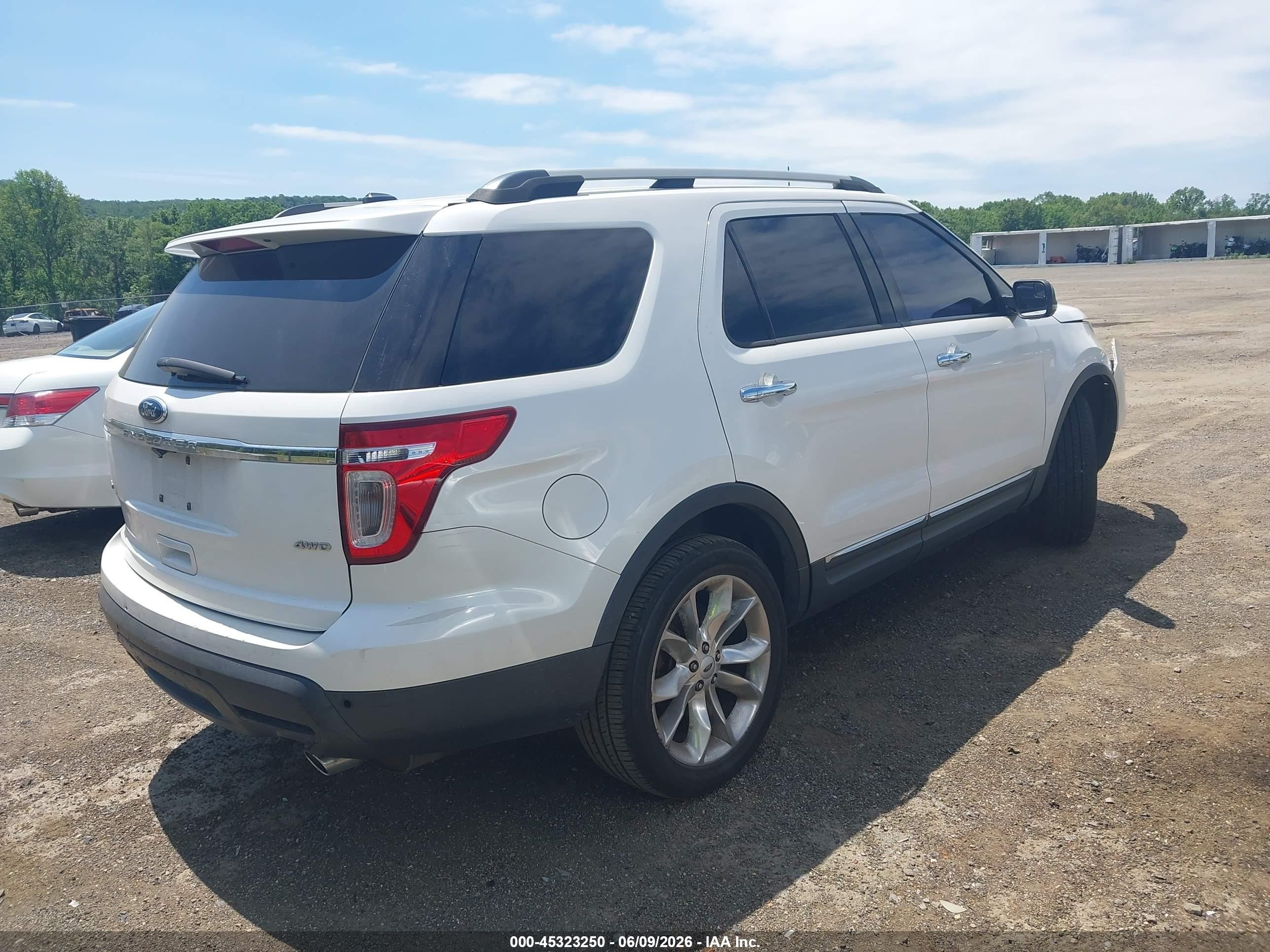 2012 Ford Explorer Xlt White vin: 1FMHK8D80CGA70438