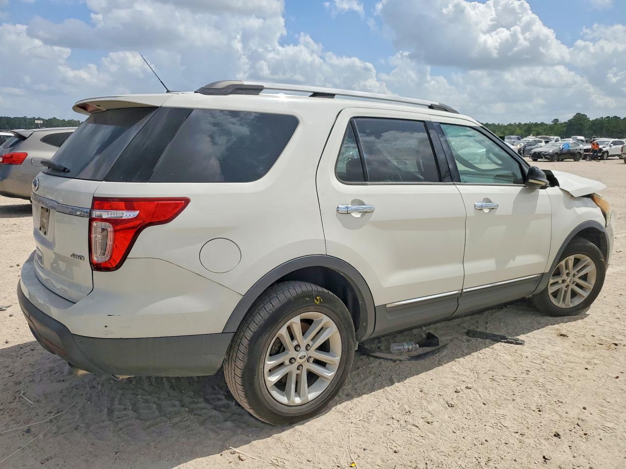 2012 Ford Explorer Xlt White vin: 1FMHK8D80CGA85389