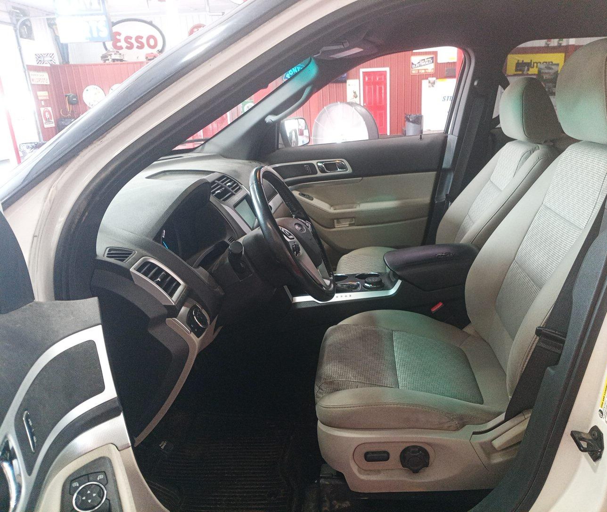 2012 Ford Explorer Xlt White vin: 1FMHK8D81CGA21233