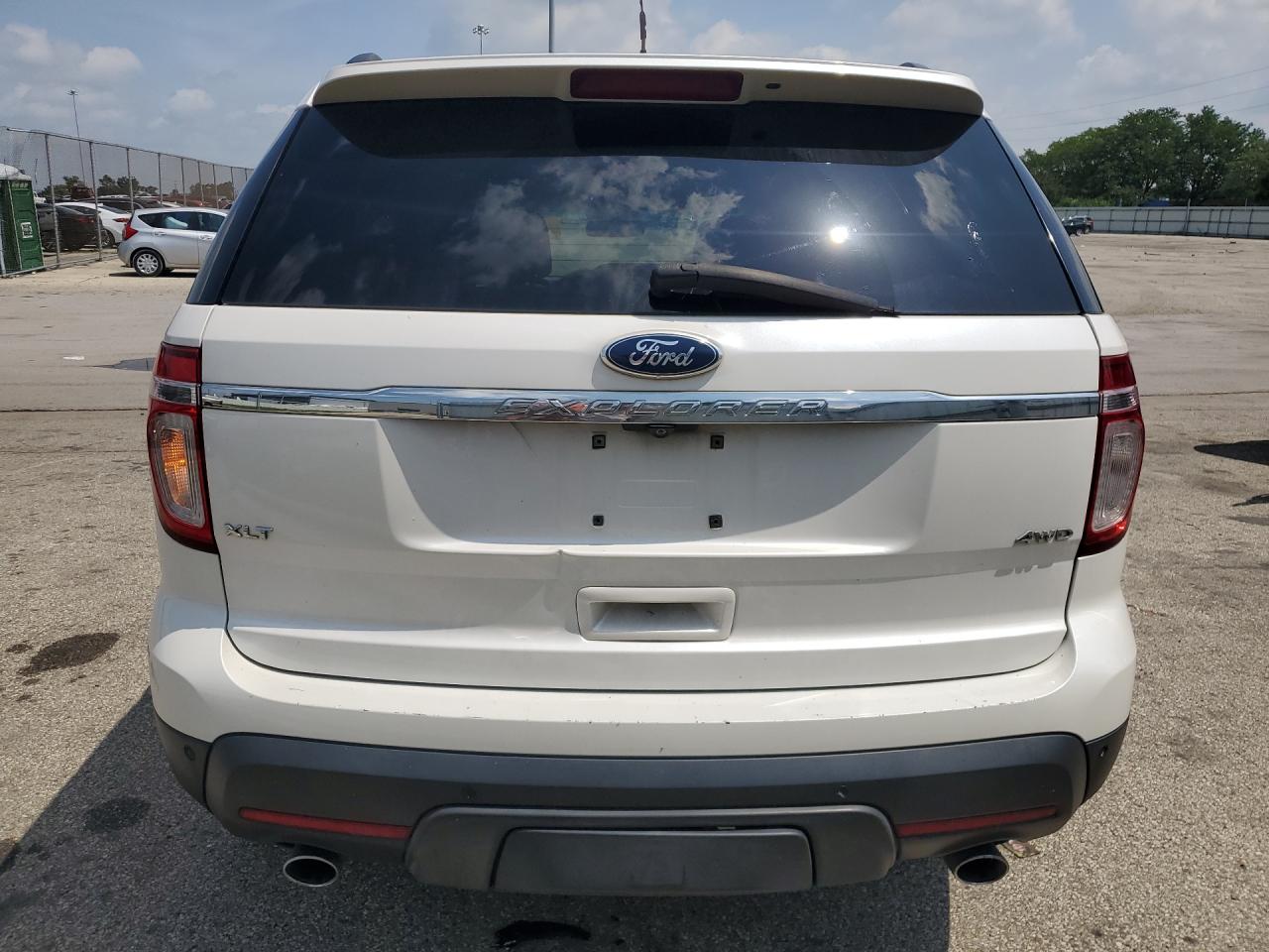2011 Ford Explorer Xlt White vin: 1FMHK8D82BGA03242 Damage: Rear Bumper, Chipped, 8