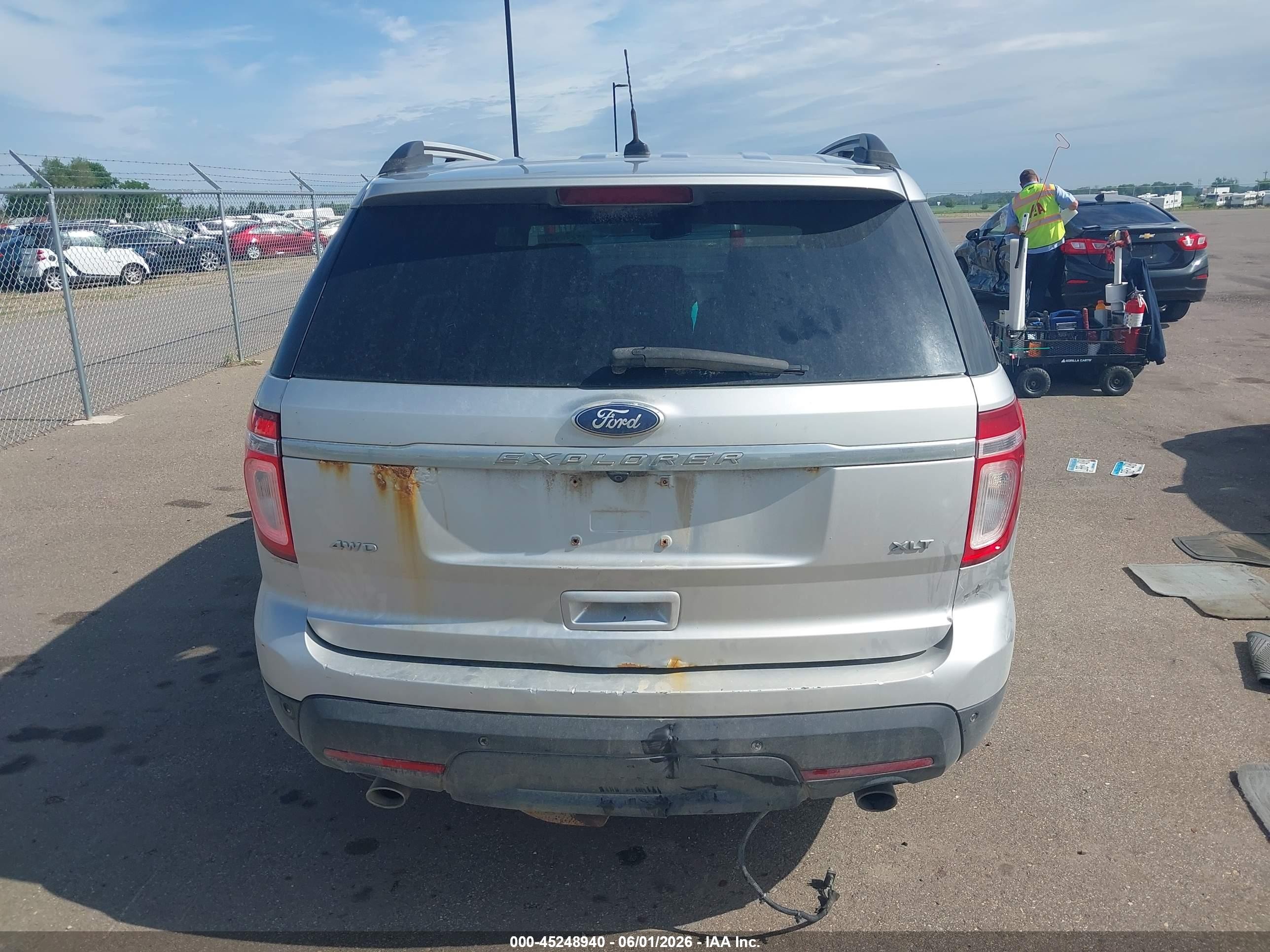 2011 Ford Explorer Xlt Серебряный vin: 1FMHK8D8XBGA21374