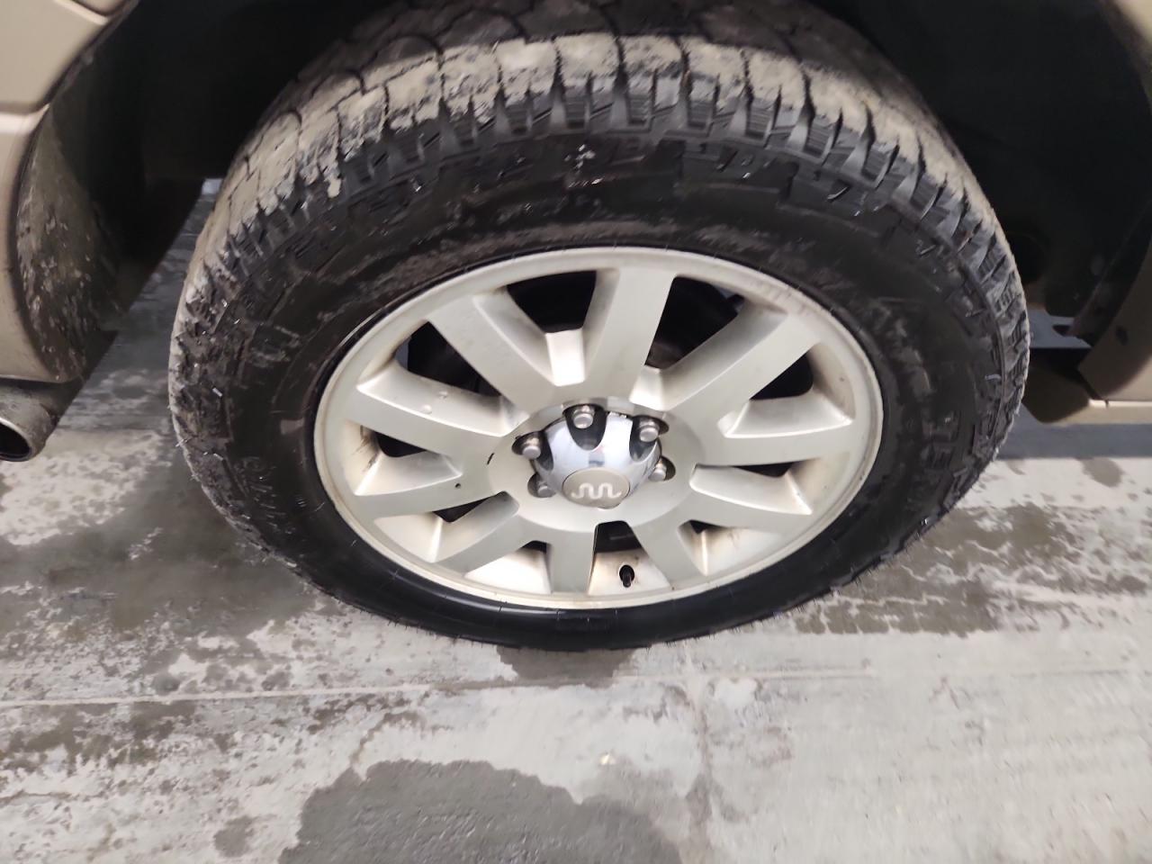2012 Ford Expedition El Xlt White vin: 1FMJK1J53CEF15463 Damage: Right Rear Tire, Worn, Replacement Required