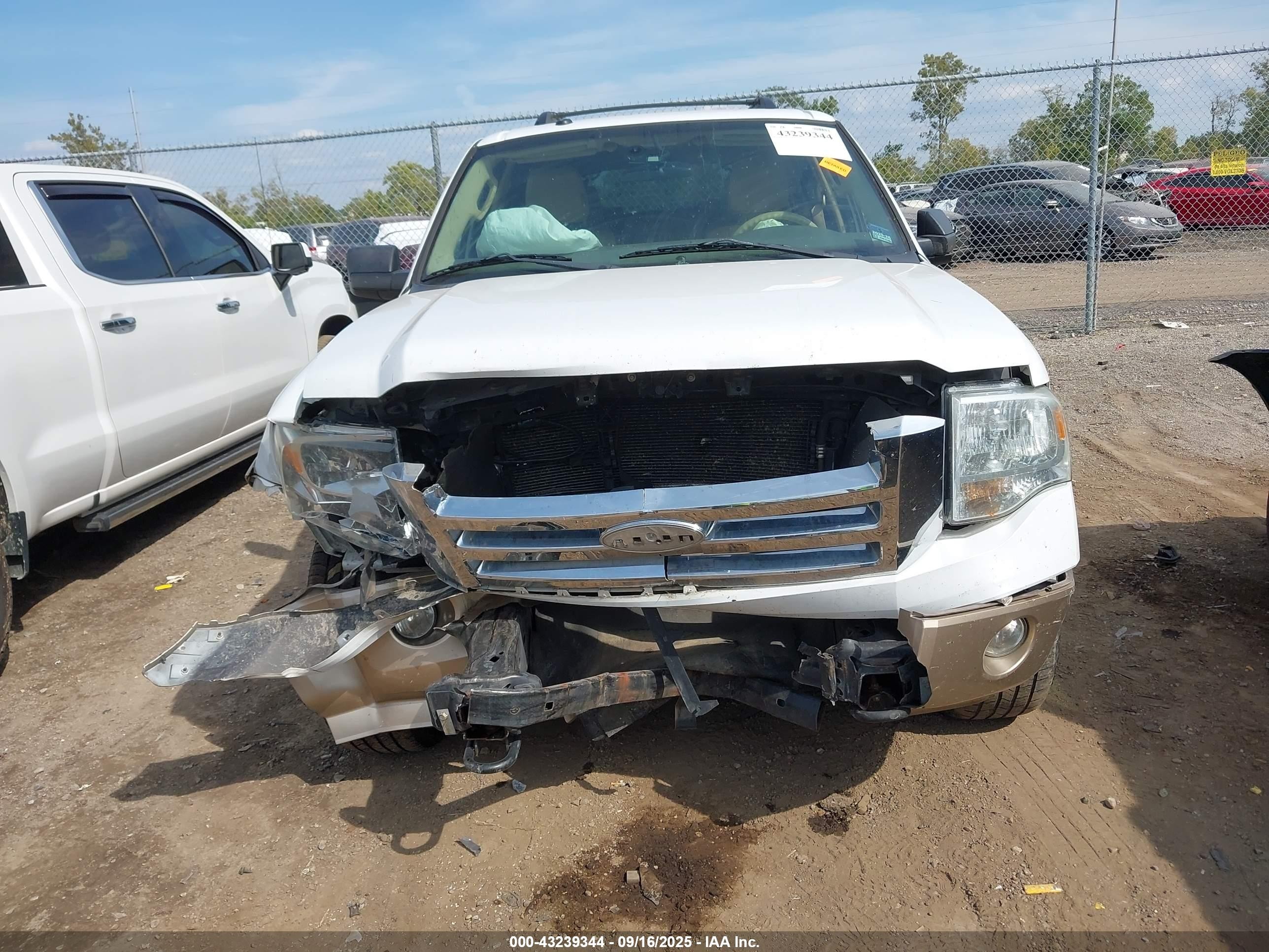 2011 Ford Expedition El Xlt White vin: 1FMJK1J56BEF41408