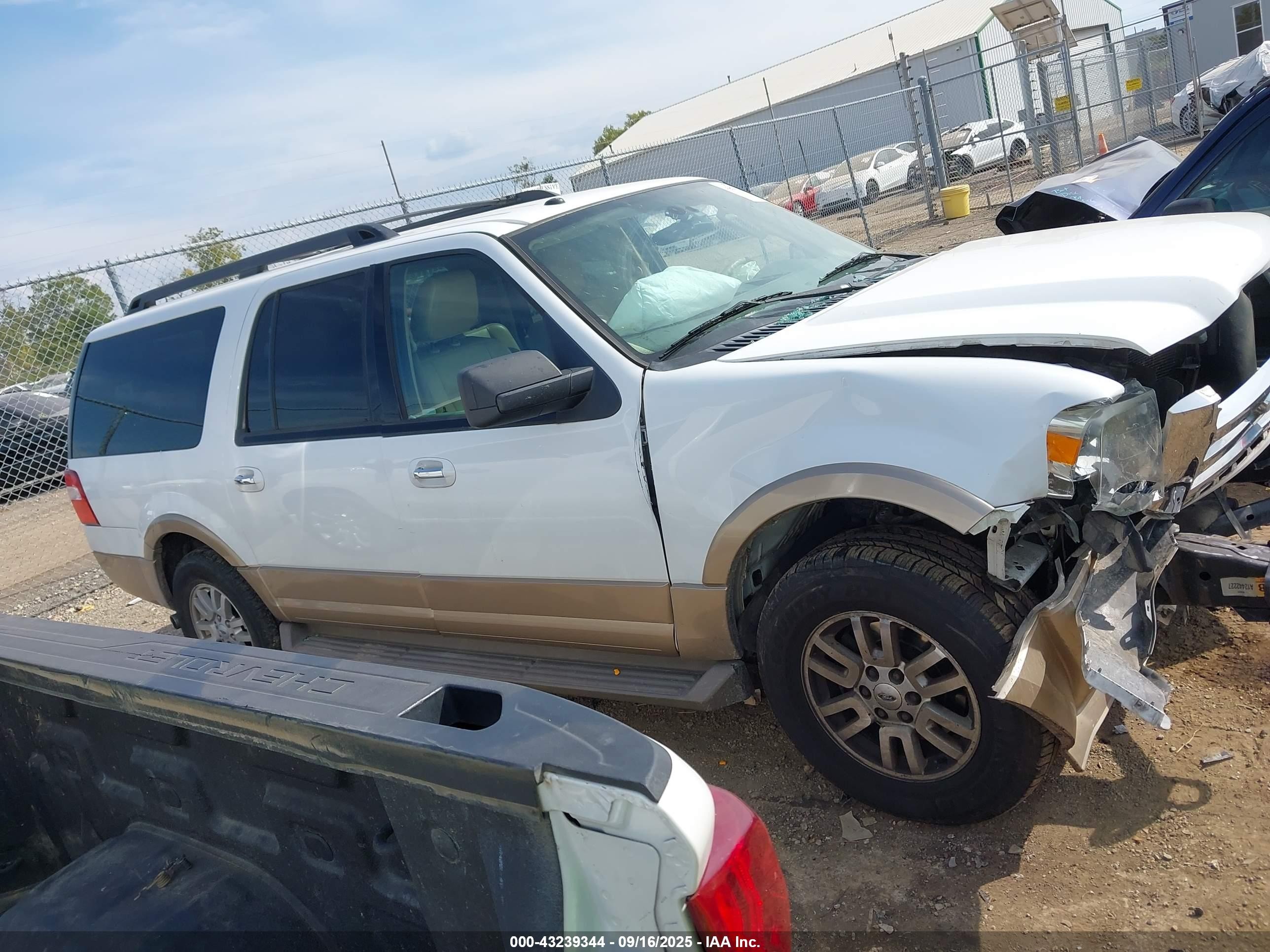 2011 Ford Expedition El Xlt White vin: 1FMJK1J56BEF41408