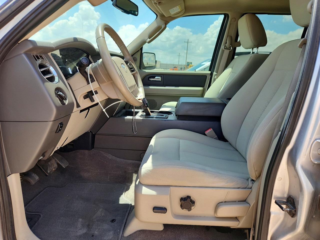 2010 Ford Expedition Xlt Silver vin: 1FMJU1F57AEB70504