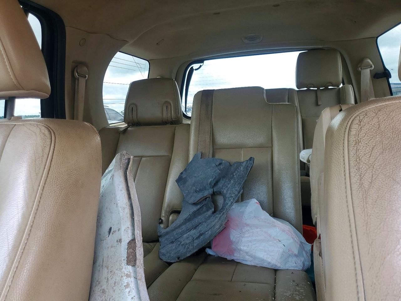 2010 Ford Expedition White vin: 1FMJU1F59AEA34164