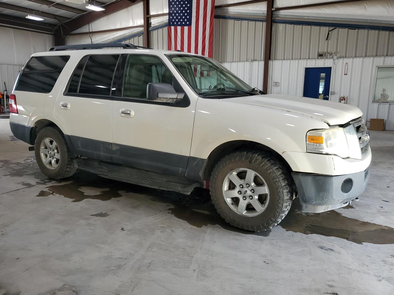 2012 Ford Expedition Xl White vin: 1FMJU1G55CEF29074 Damage: Right Front Fender, Dent(S) W/ Paint Dmg, 1/2 To 1 Inch