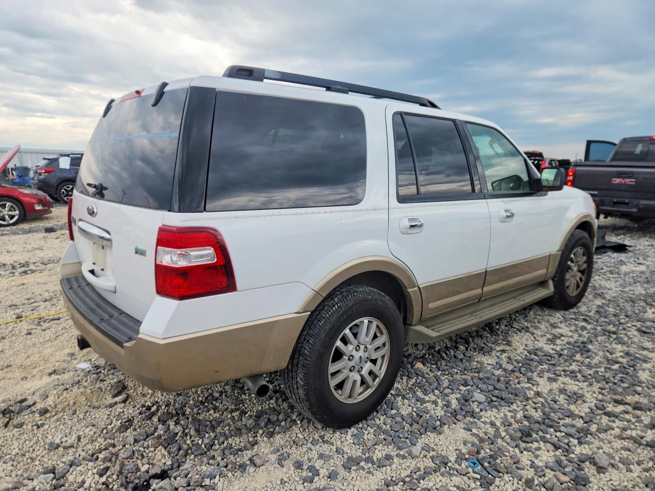 2011 Ford Expedition Xlt Белый vin: 1FMJU1H54BEF22212