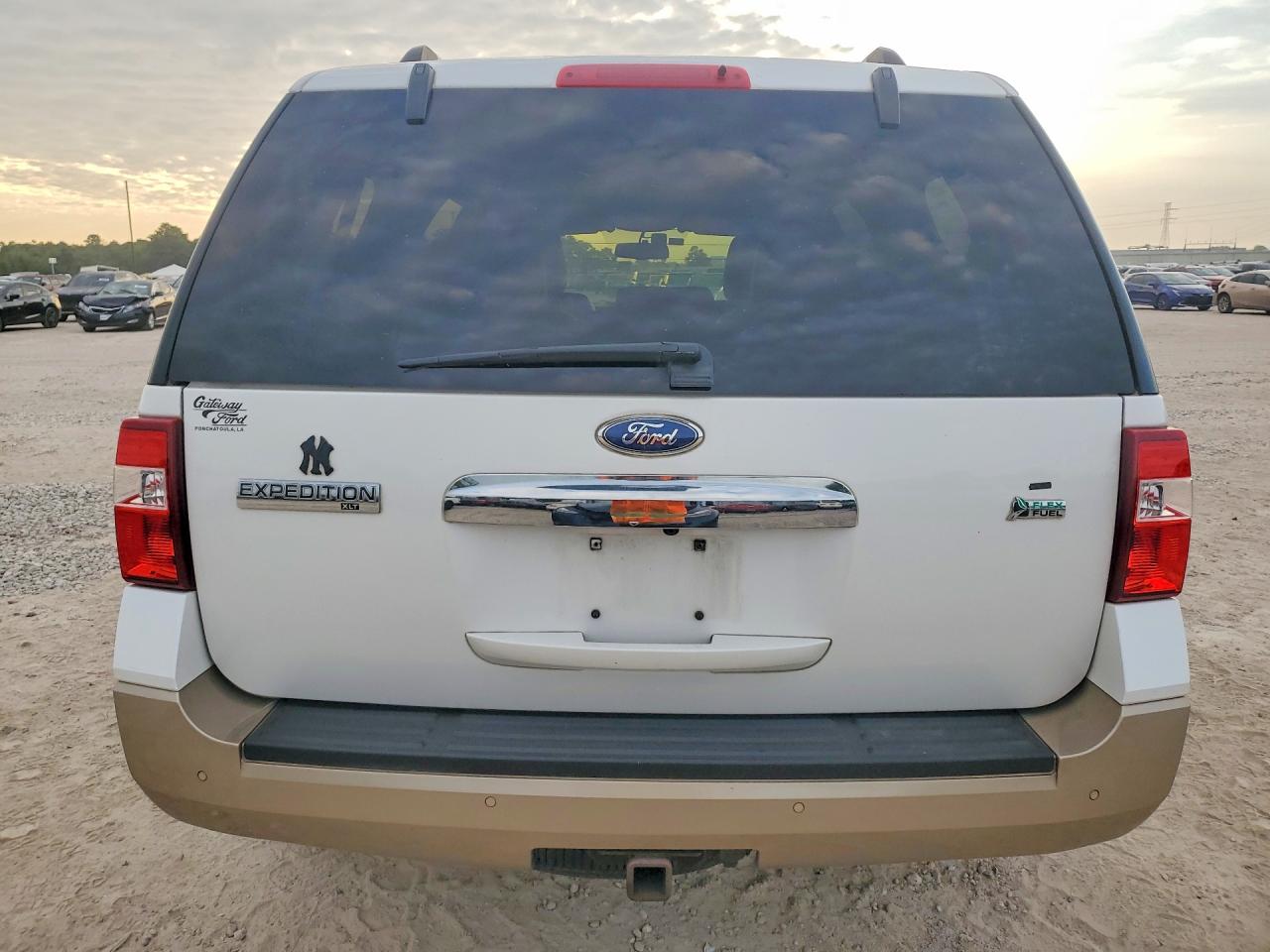 2014 Ford Expedition Xlt White vin: 1FMJU1H54EEF22487