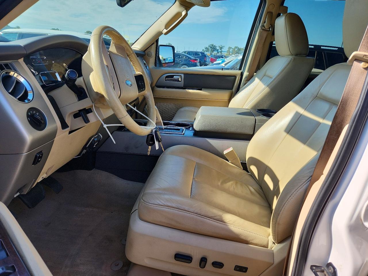 2011 Ford Expedition Xlt Белый vin: 1FMJU1H55BEF39293