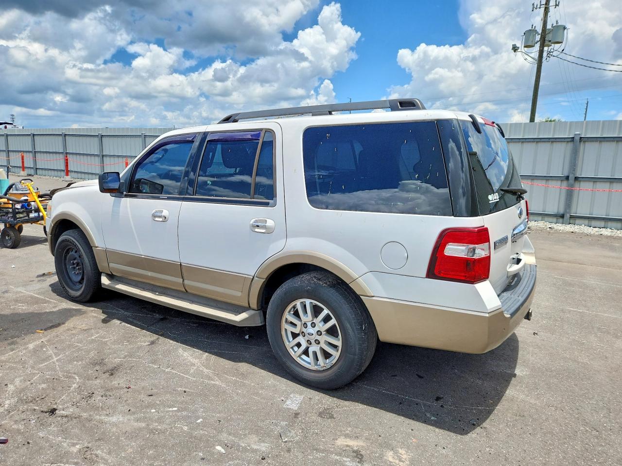2012 Ford Expedition Xlt White vin: 1FMJU1H55CEF08885