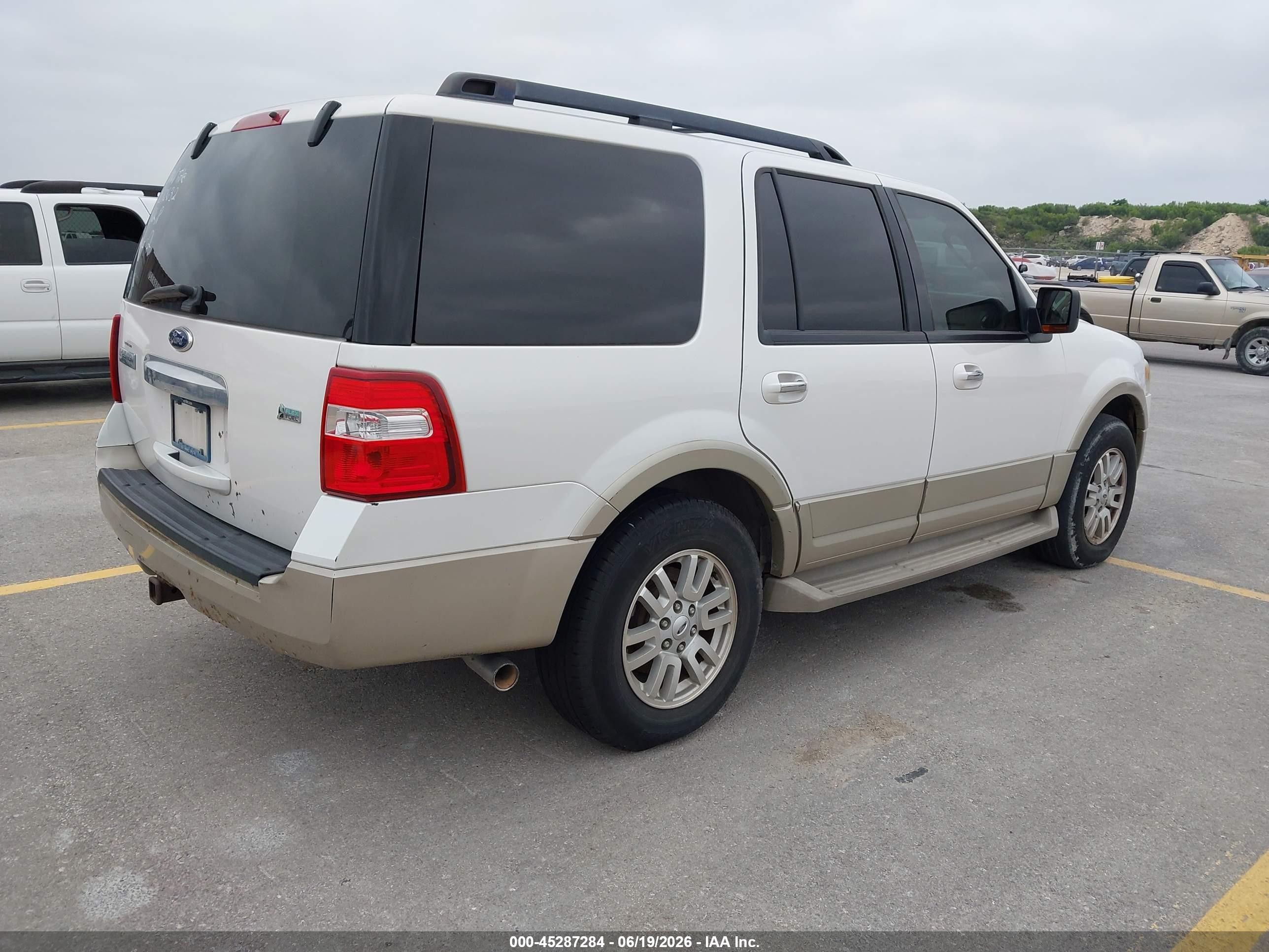 2010 Ford Expedition Eddie Bauer Белый vin: 1FMJU1H59AEB70632