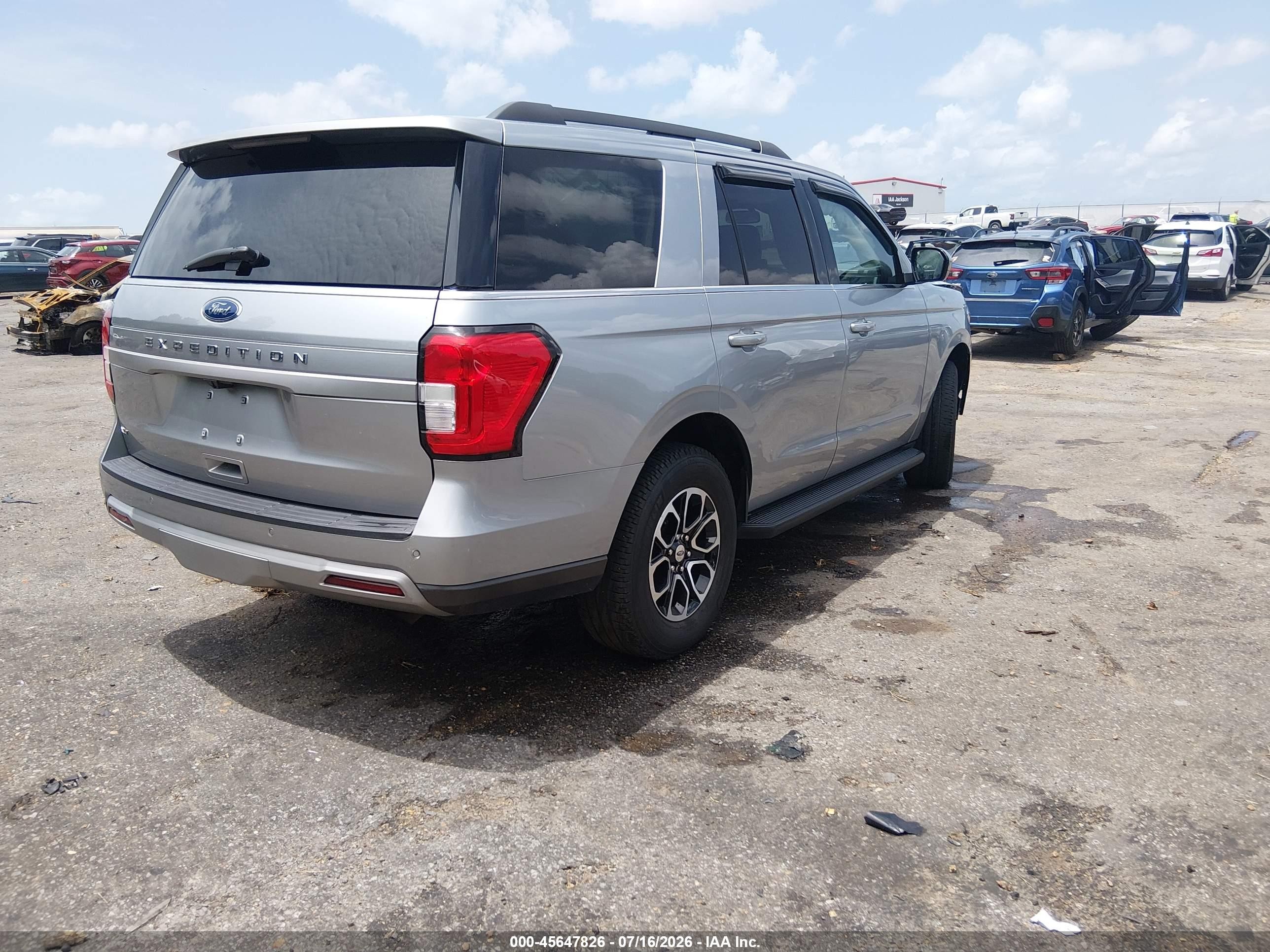2024 Ford Expedition Xlt Серебряный vin: 1FMJU1H8XREA18641