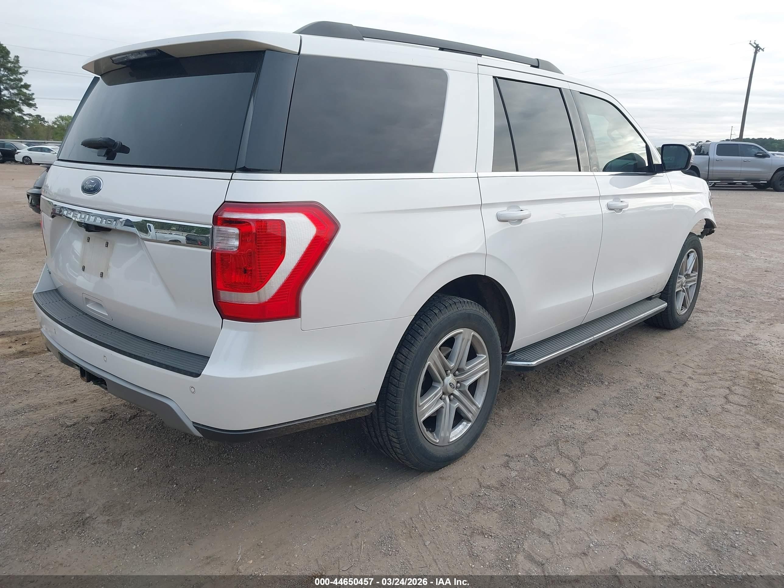 2019 Ford Expedition Xlt White vin: 1FMJU1HT4KEA27040