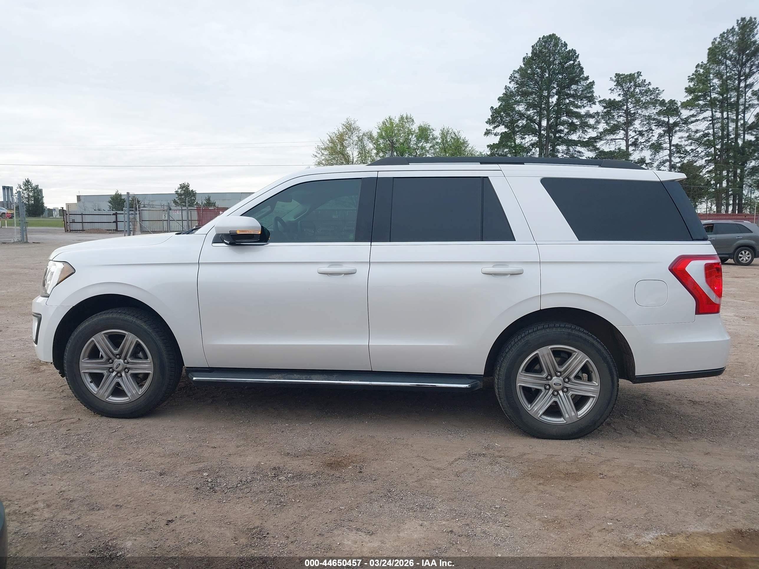 2019 Ford Expedition Xlt White vin: 1FMJU1HT4KEA27040