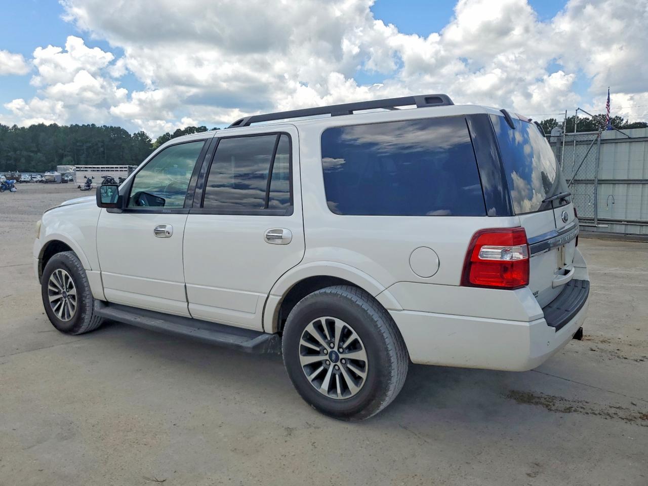 2015 Ford Expedition Xlt White vin: 1FMJU1HT8FEF10522