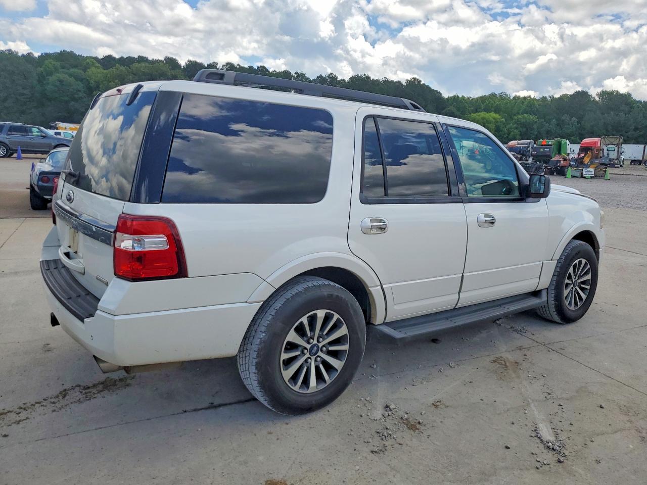 2015 Ford Expedition Xlt White vin: 1FMJU1HT8FEF10522