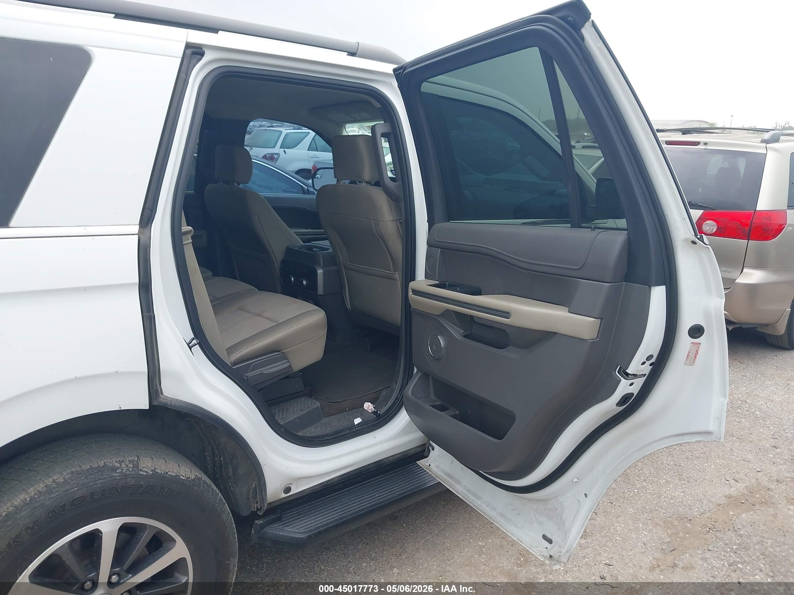 2018 Ford Expedition Xlt Белый vin: 1FMJU1HT8JEA23877