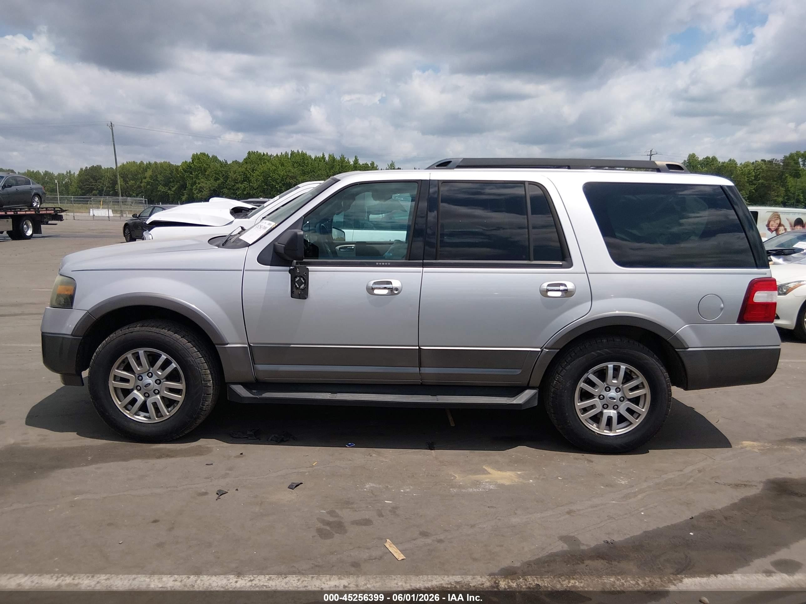 2011 Ford Expedition Xlt Silver vin: 1FMJU1J53BEF47077