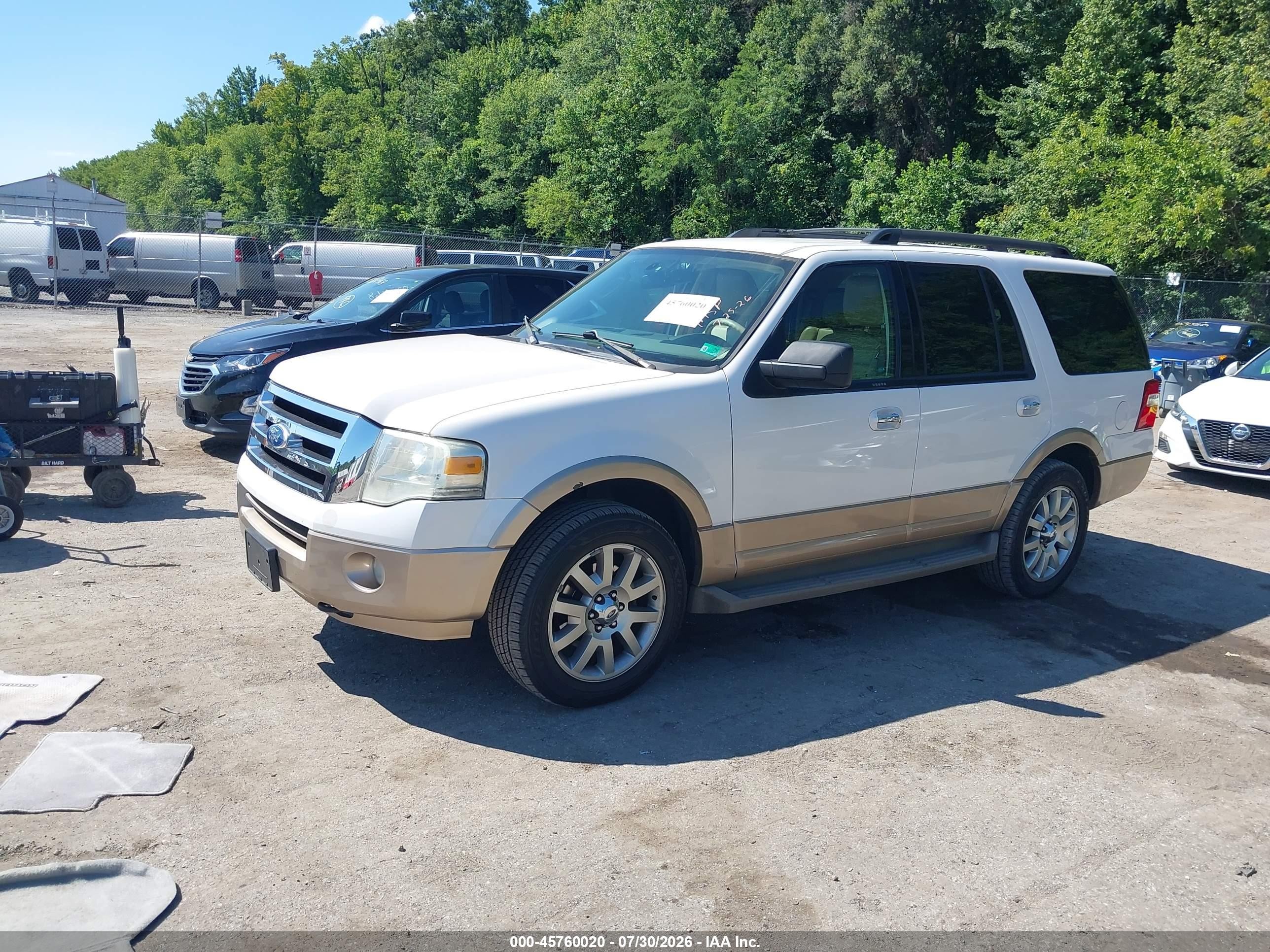 2011 Ford Expedition Xlt Белый vin: 1FMJU1J54BEF45340