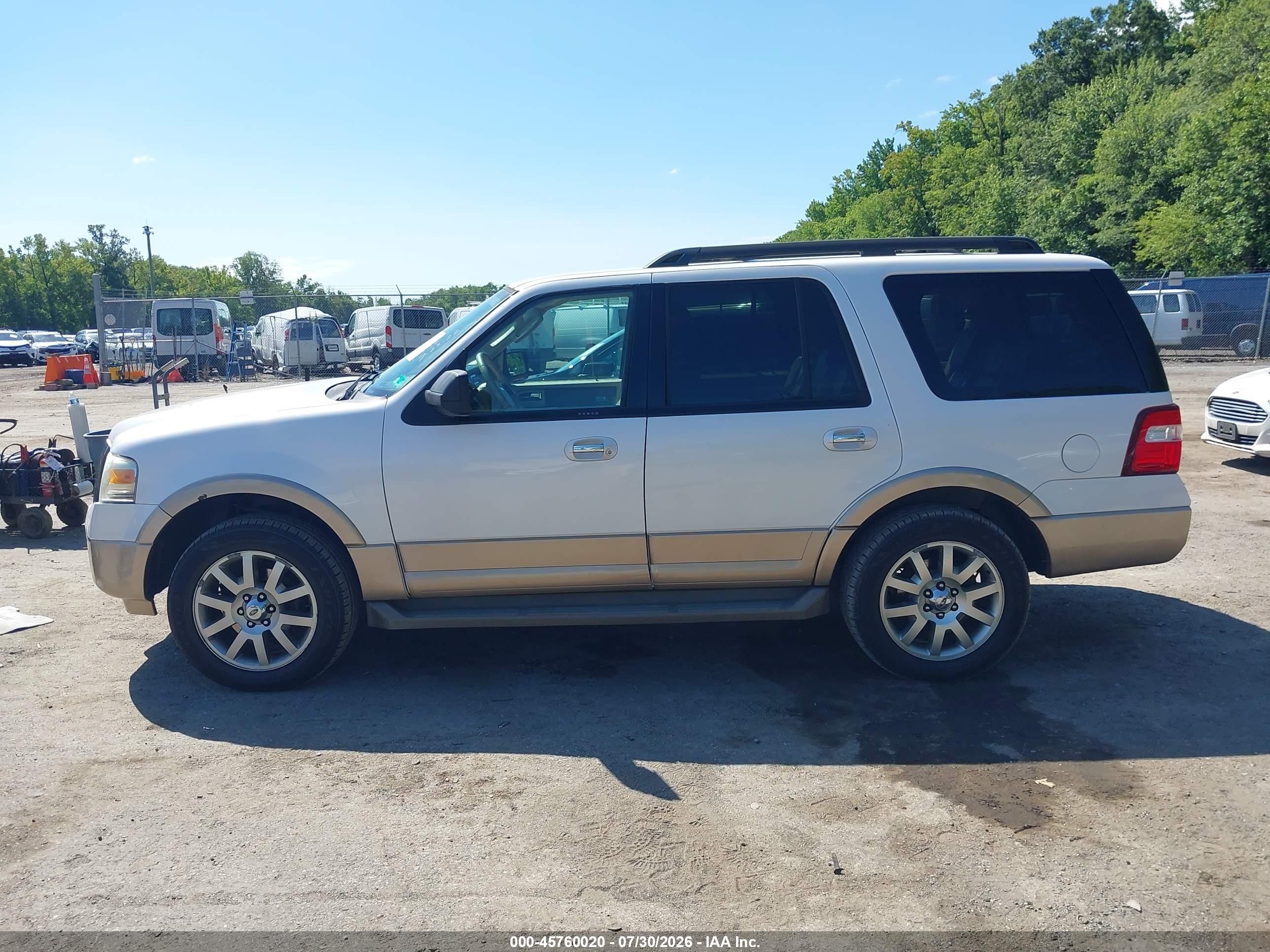 2011 Ford Expedition Xlt Белый vin: 1FMJU1J54BEF45340