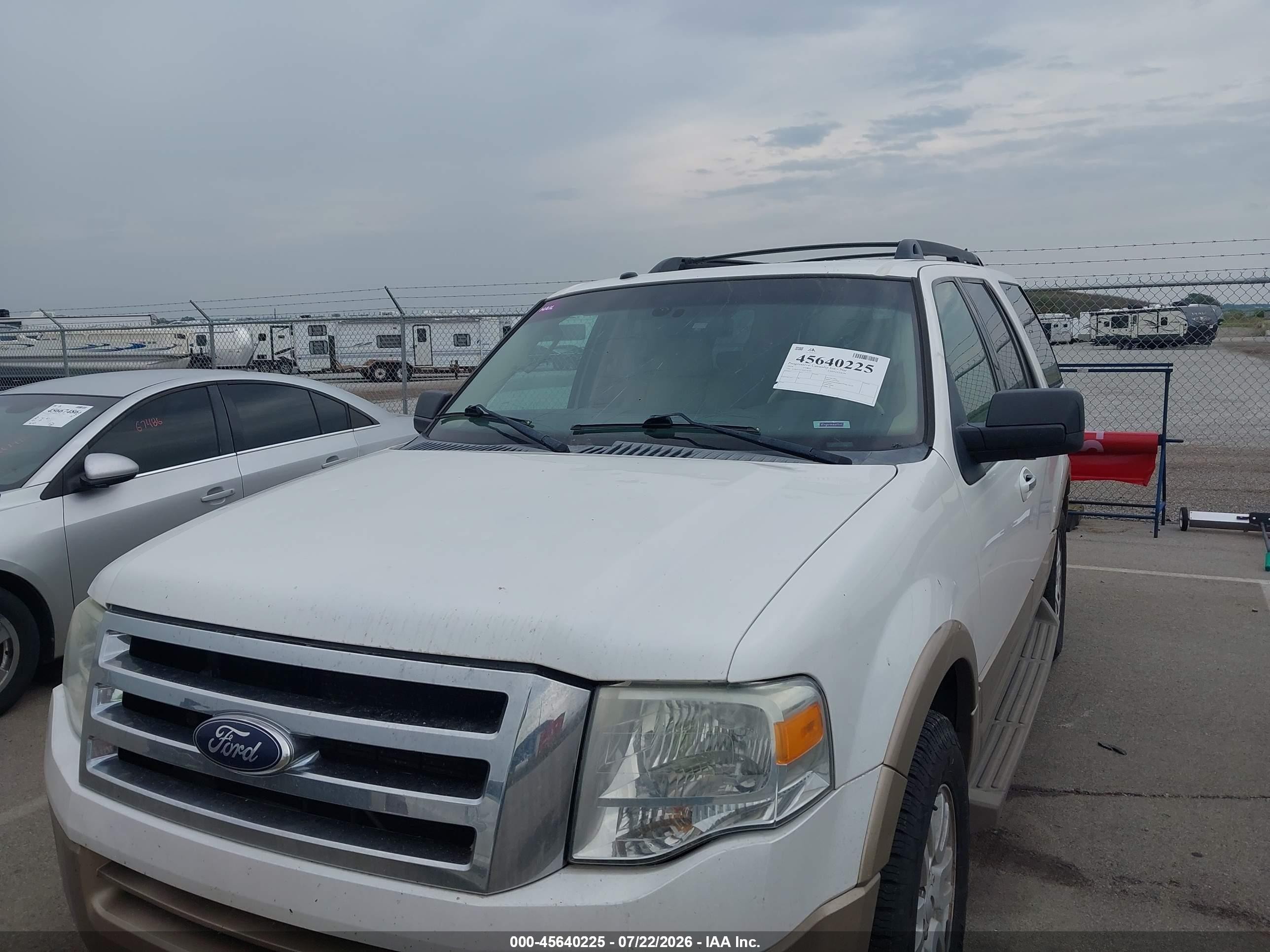 2014 Ford Expedition Xlt White vin: 1FMJU1J55EEF56707