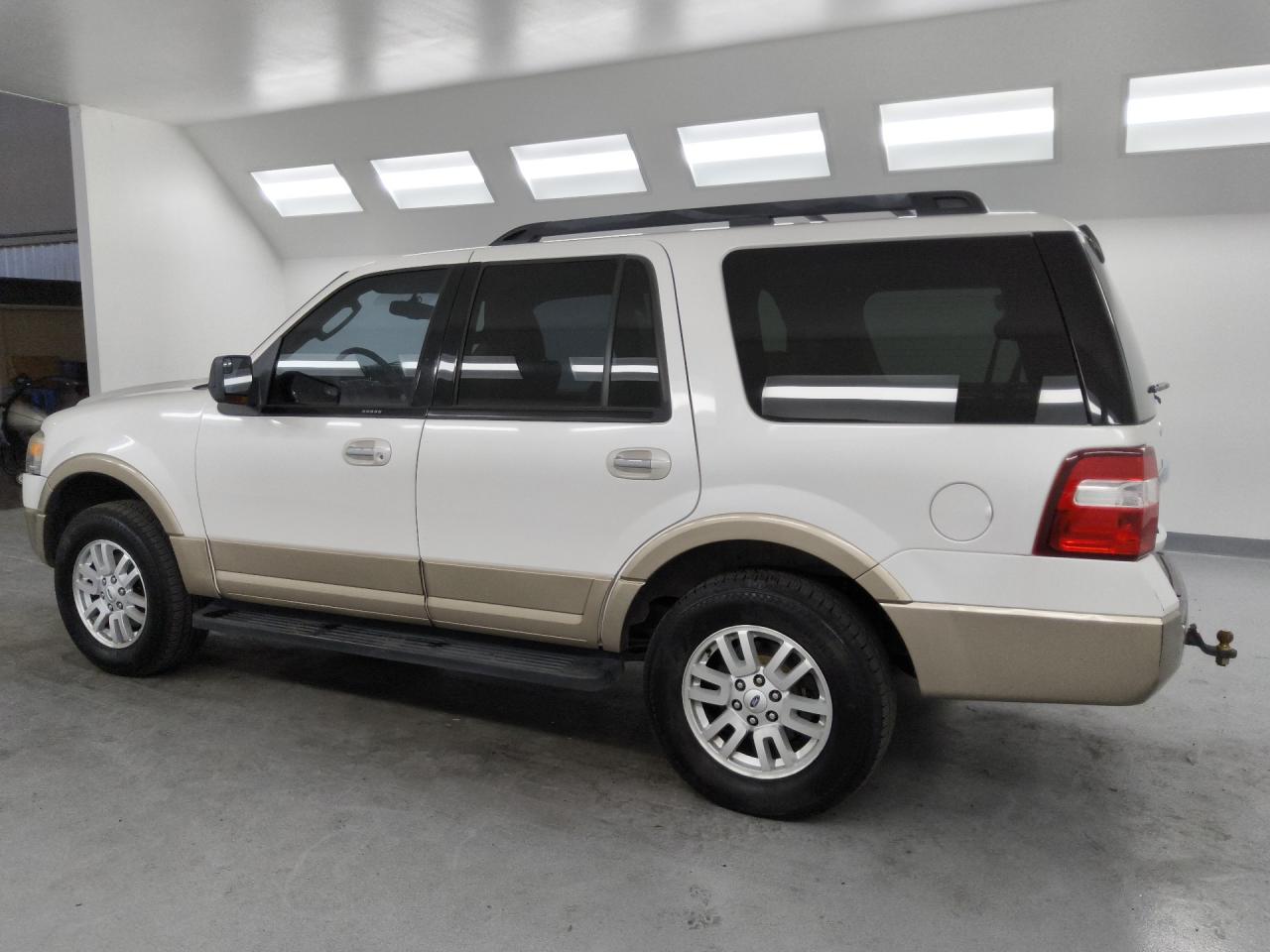 2012 Ford Expedition Xlt White vin: 1FMJU1J59CEF10097