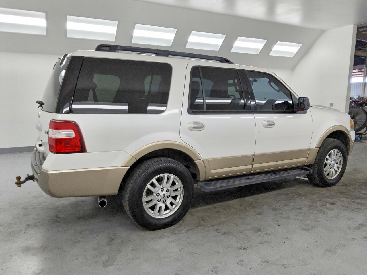 2012 Ford Expedition Xlt White vin: 1FMJU1J59CEF10097