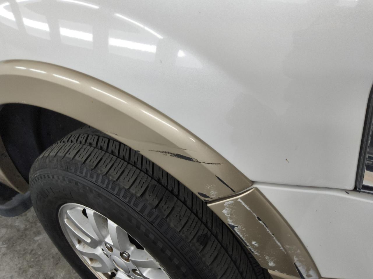 2012 Ford Expedition Xlt White vin: 1FMJU1J59CEF10097 Damage: Right Frt. Fender Cladding, Gouged, 7 To 8 Inches