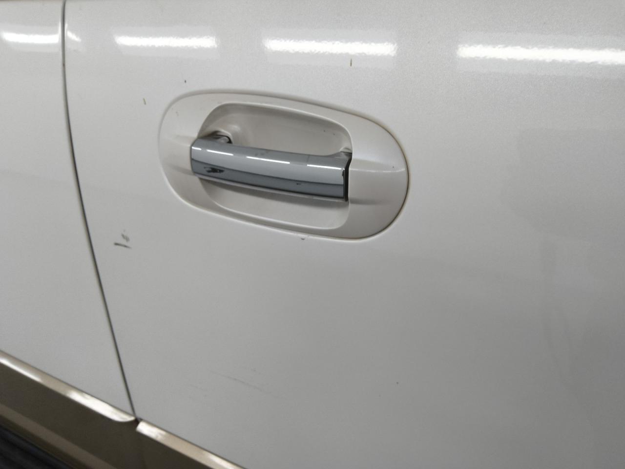2012 Ford Expedition Xlt White vin: 1FMJU1J59CEF10097 Damage: Right Front Door, Heavy Scratch, 1/2 To 1 Inch