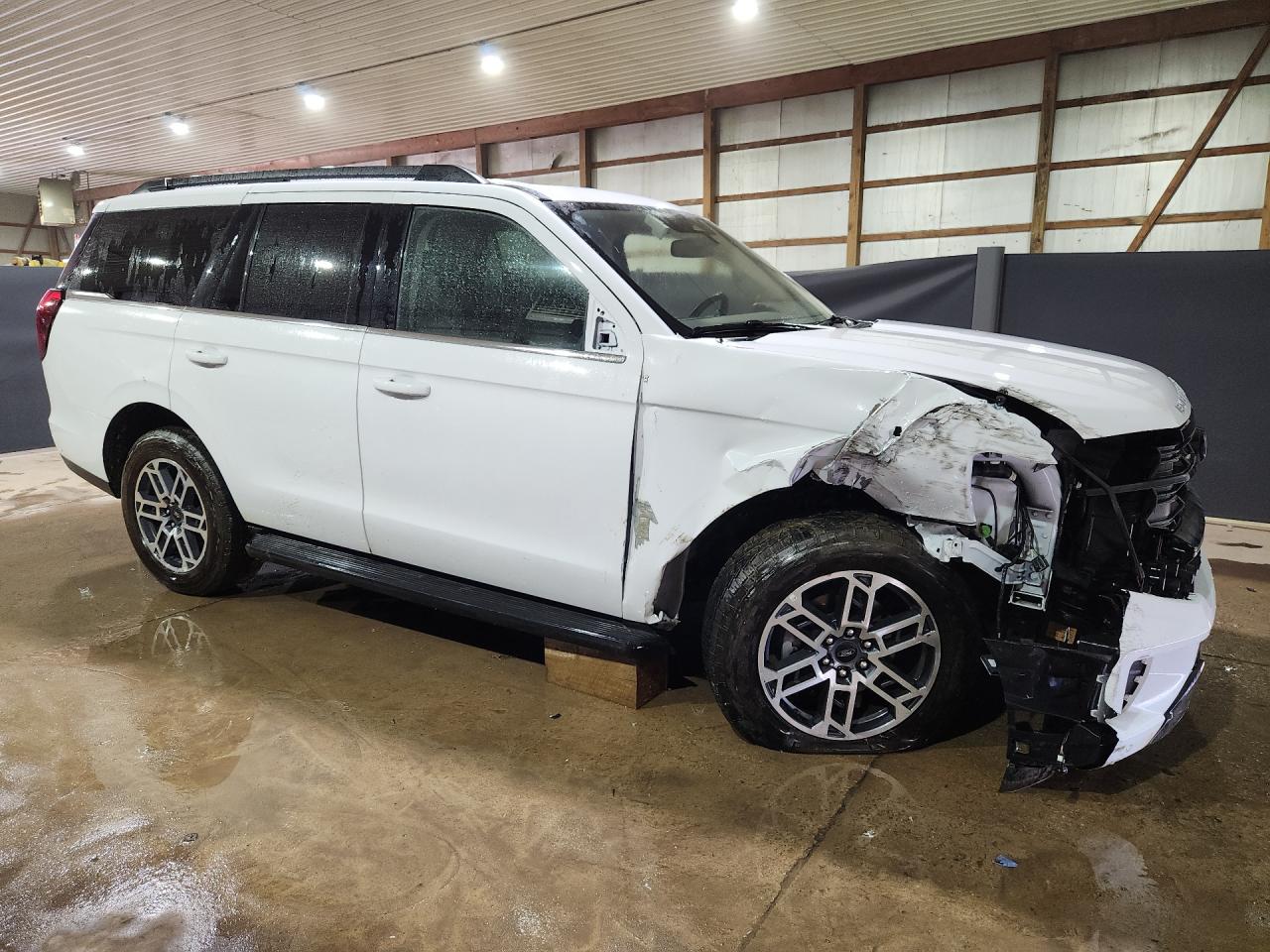 2025 Ford Expedition Active White vin: 1FMJU1J87SEA44680 Damage: Right Head Lamp, Missing, Replacement Required