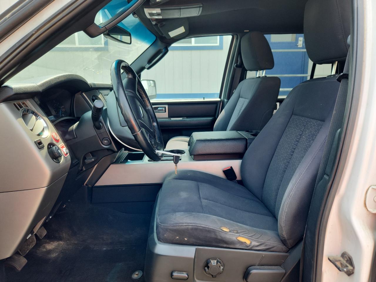 2015 Ford Expedition Xlt White vin: 1FMJU1JT5FEF05515 Damage: Left Front Seat Cushion, Torn, 5 To 6 Inches