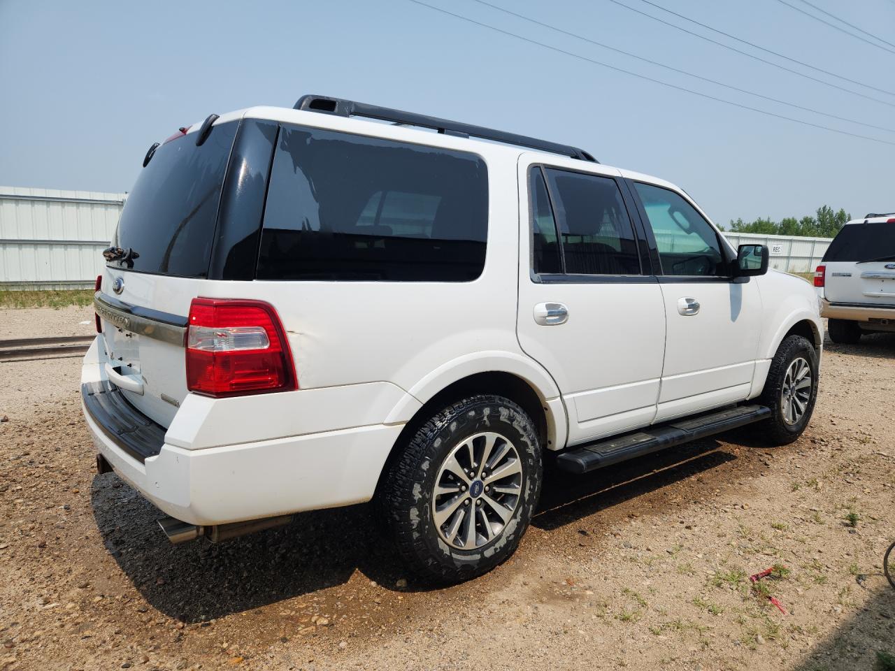 2015 Ford Expedition Xlt White vin: 1FMJU1JT5FEF05515 Damage: Right Qtr Panel, Dent(S) W/ Paint Dmg, 4 To 5 Inches