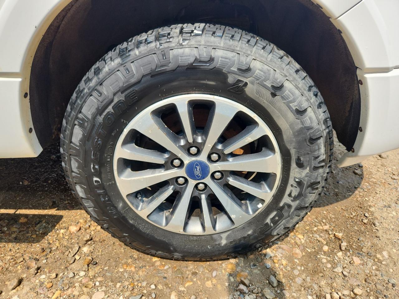 2015 Ford Expedition Xlt White vin: 1FMJU1JT5FEF05515 Damage: Right Front Wheel, Curb Rash, > 12 Inches