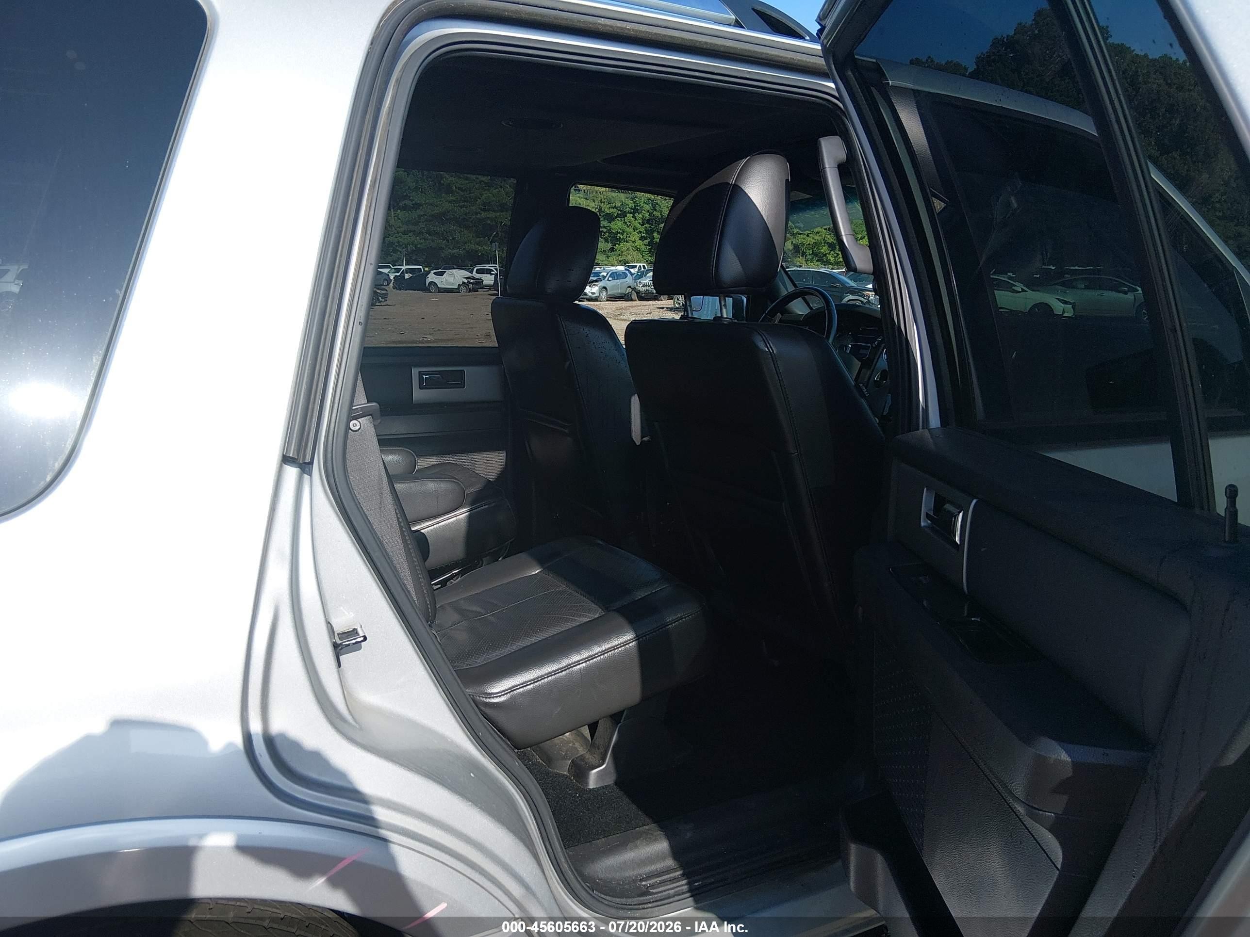 2013 Ford Expedition Limited Серебряный vin: 1FMJU1K53DEF11147