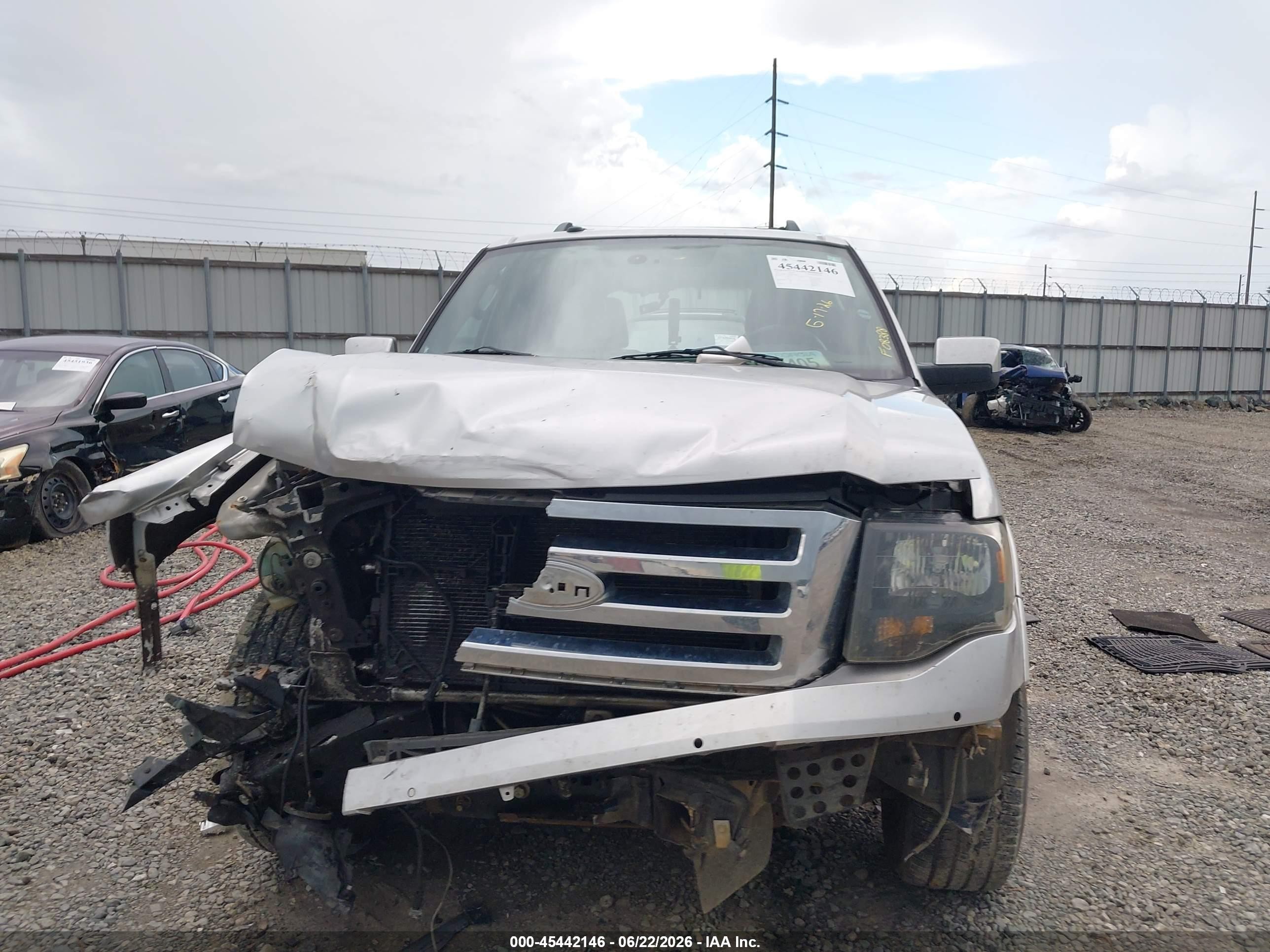 2013 Ford Expedition Limited Silver vin: 1FMJU1K5XDEF08388