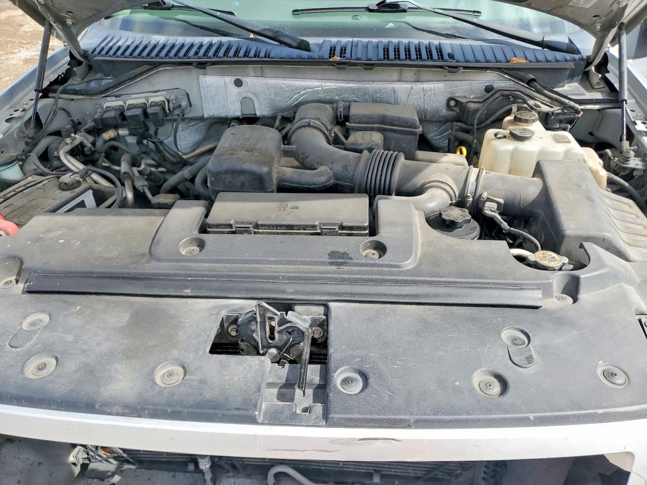 2010 Ford Expedition Limited Silver vin: 1FMJU2A51AEB64503