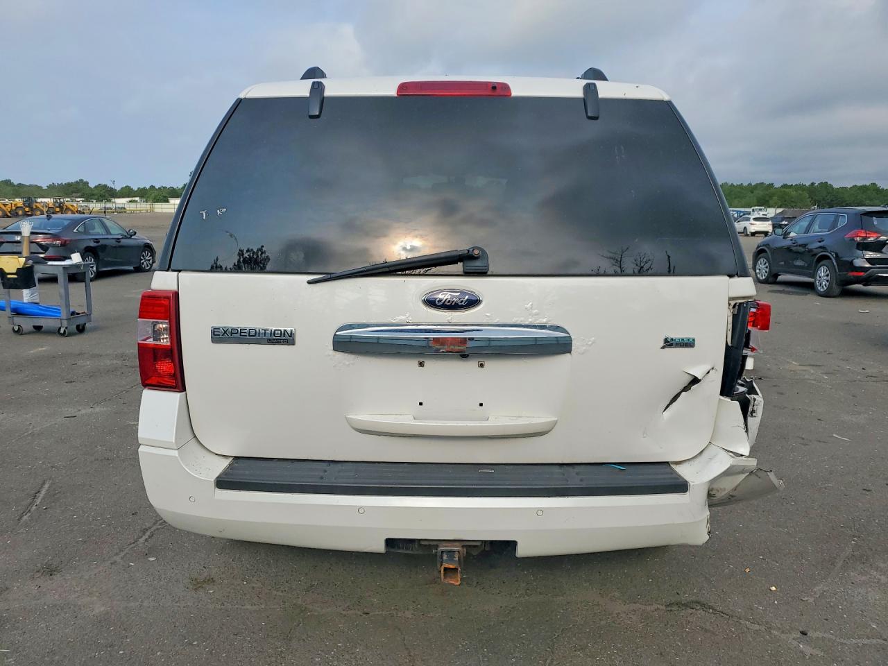 2013 Ford Expedition Limited White vin: 1FMJU2A51DEF28939