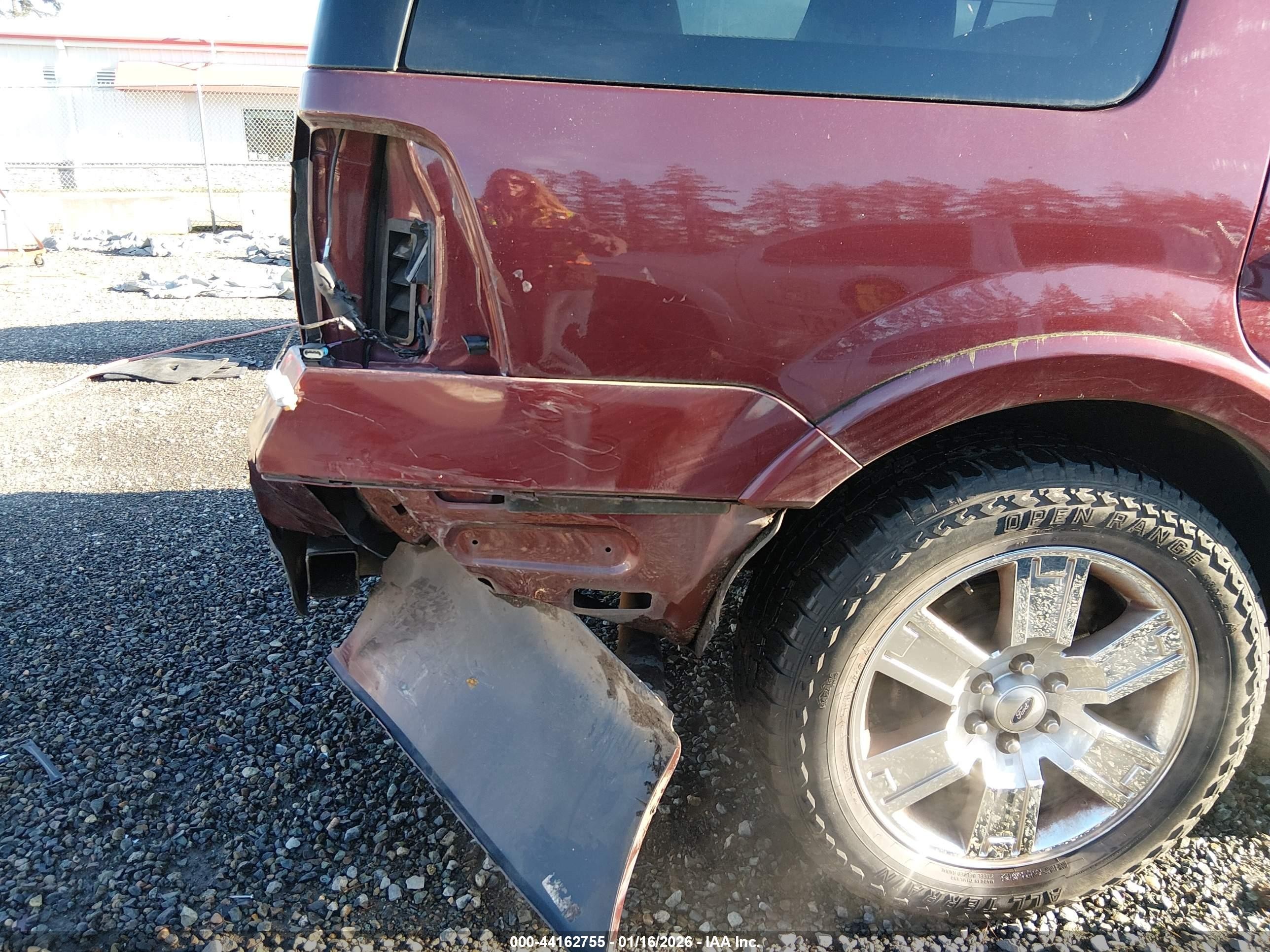 2010 Ford Expedition Limited Red vin: 1FMJU2A57AEB52209