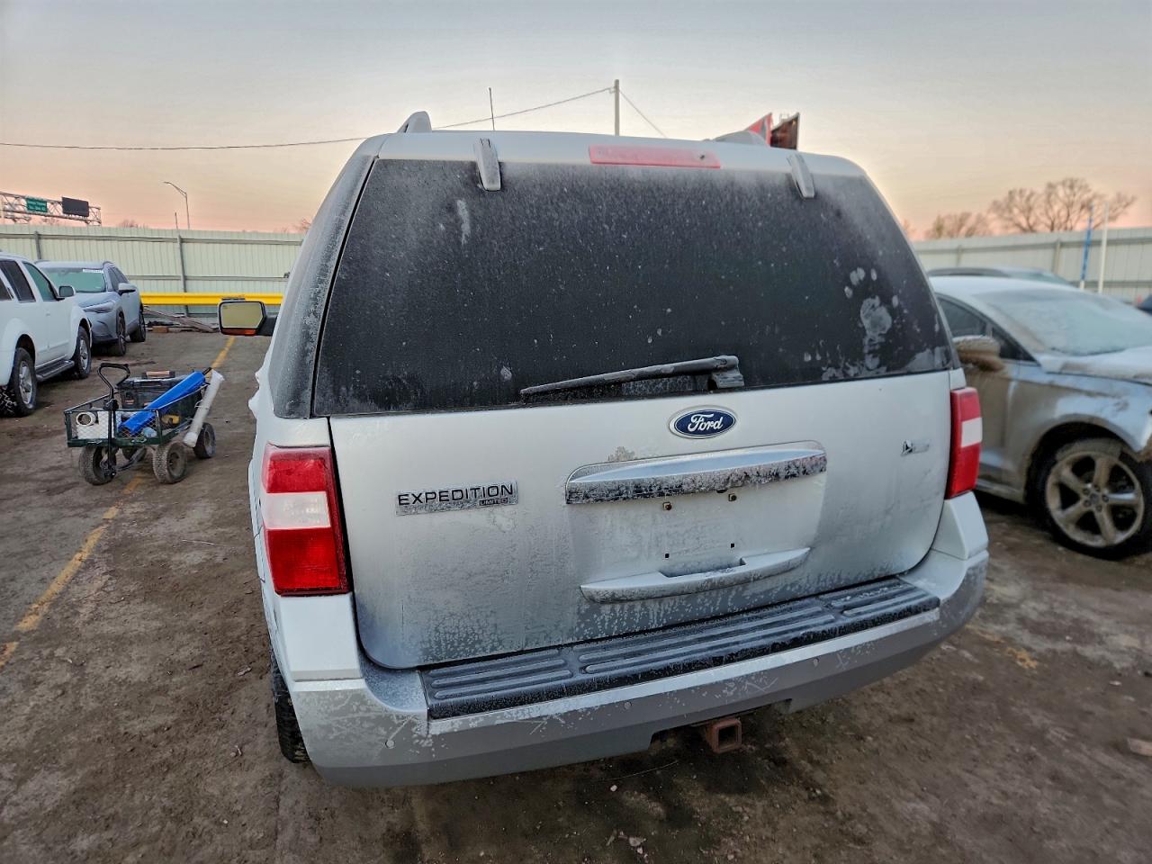 2011 Ford Expedition White vin: 1FMJU2A57BEF21197