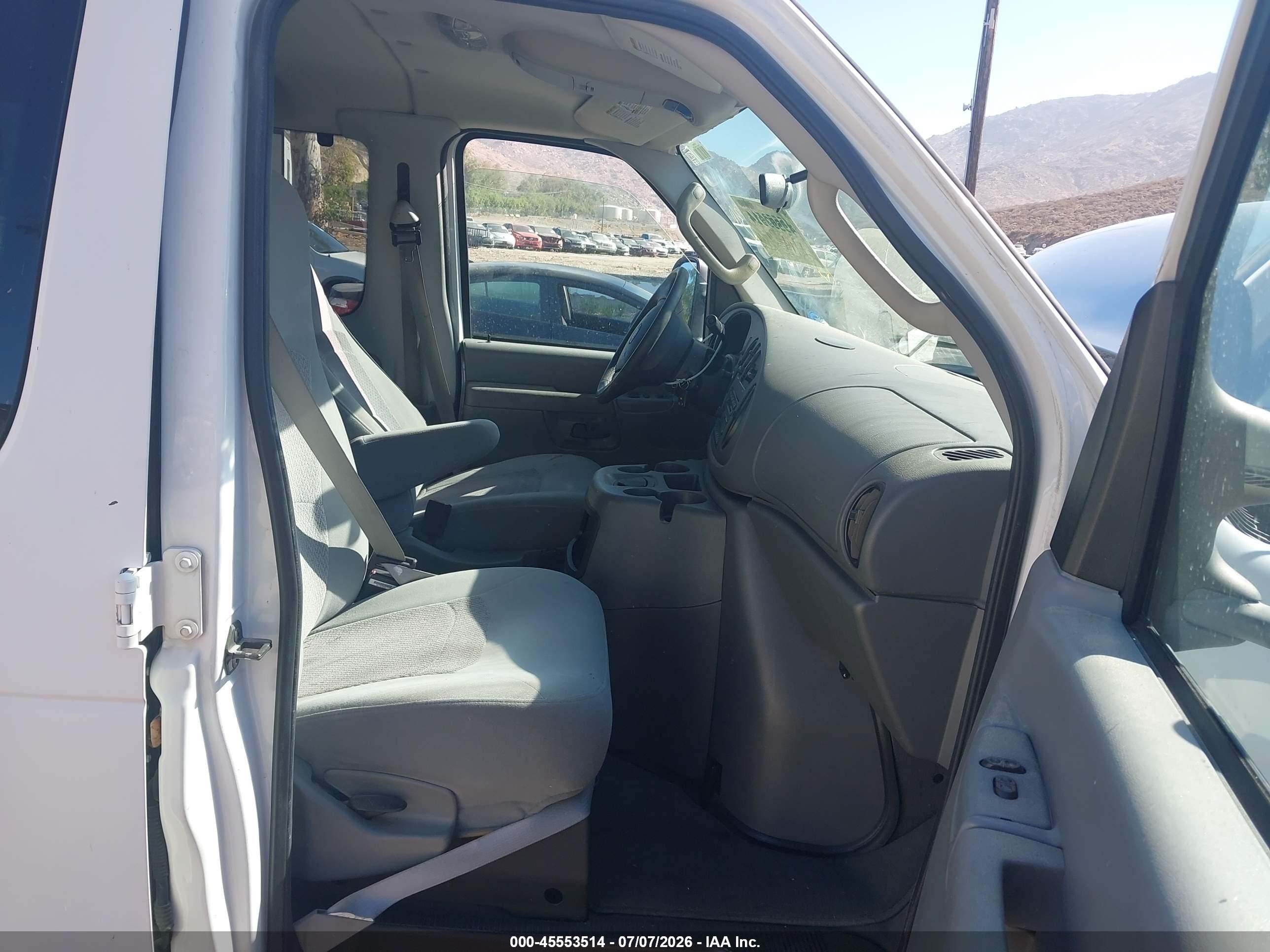 2006 Ford E-350 Super Duty Chateau/xl/xlt White vin: 1FMNE31P36HA52782