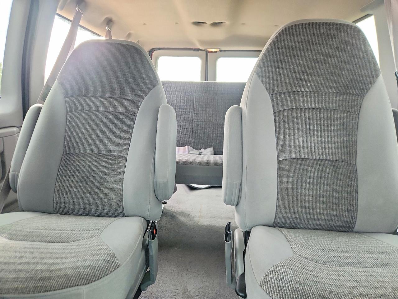 2000 Ford Econoline E350 Super Duty Wagon Red vin: 1FMNE31S0YHA94883