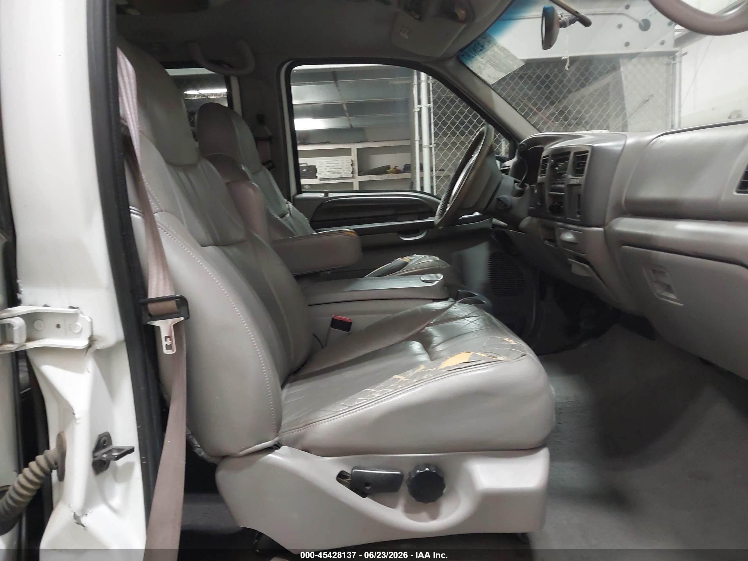 2000 Ford Excursion Xlt White vin: 1FMNU41S7YEB40137